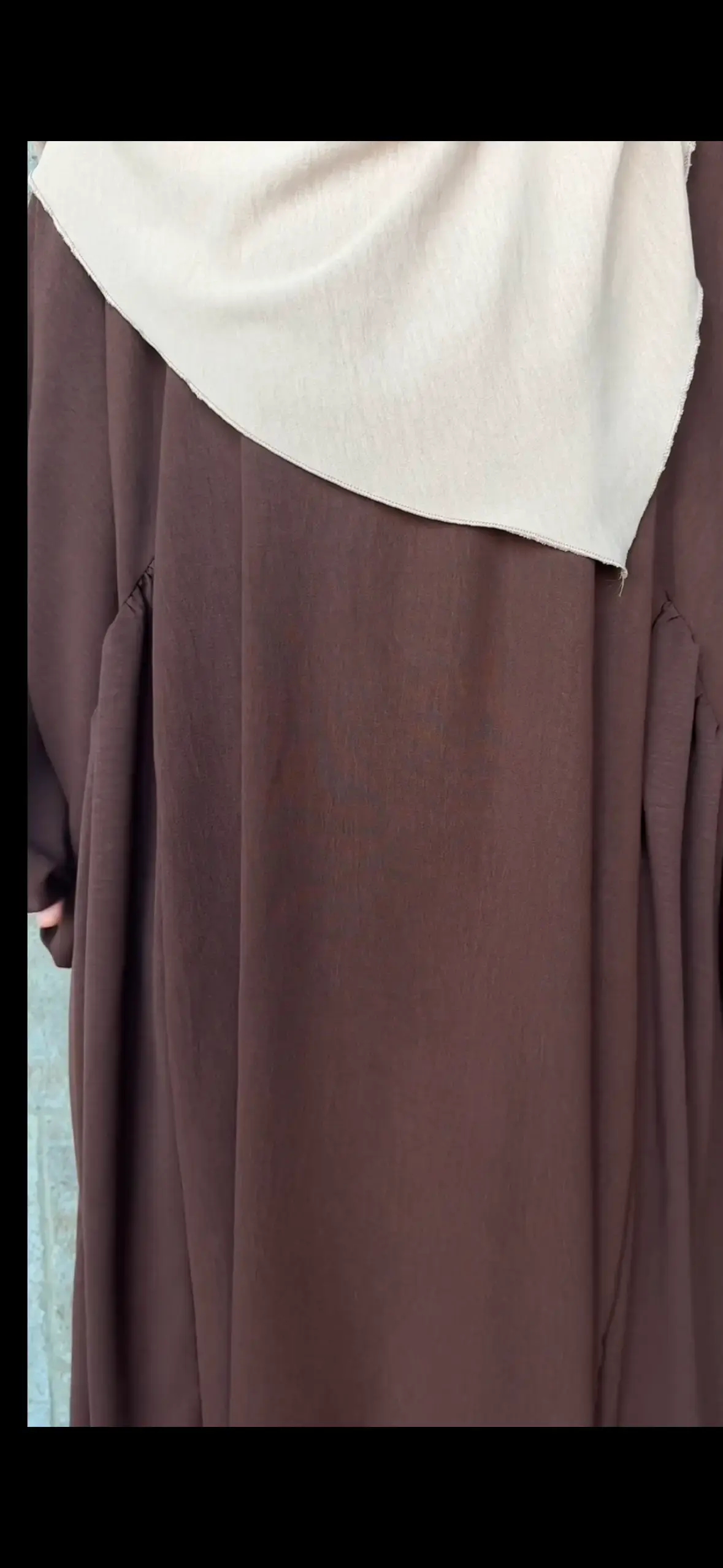 Schokobraune Abaya aus Jazzstoff mit einzelner Rückennaht und seitlichen Falten, Rückendetail