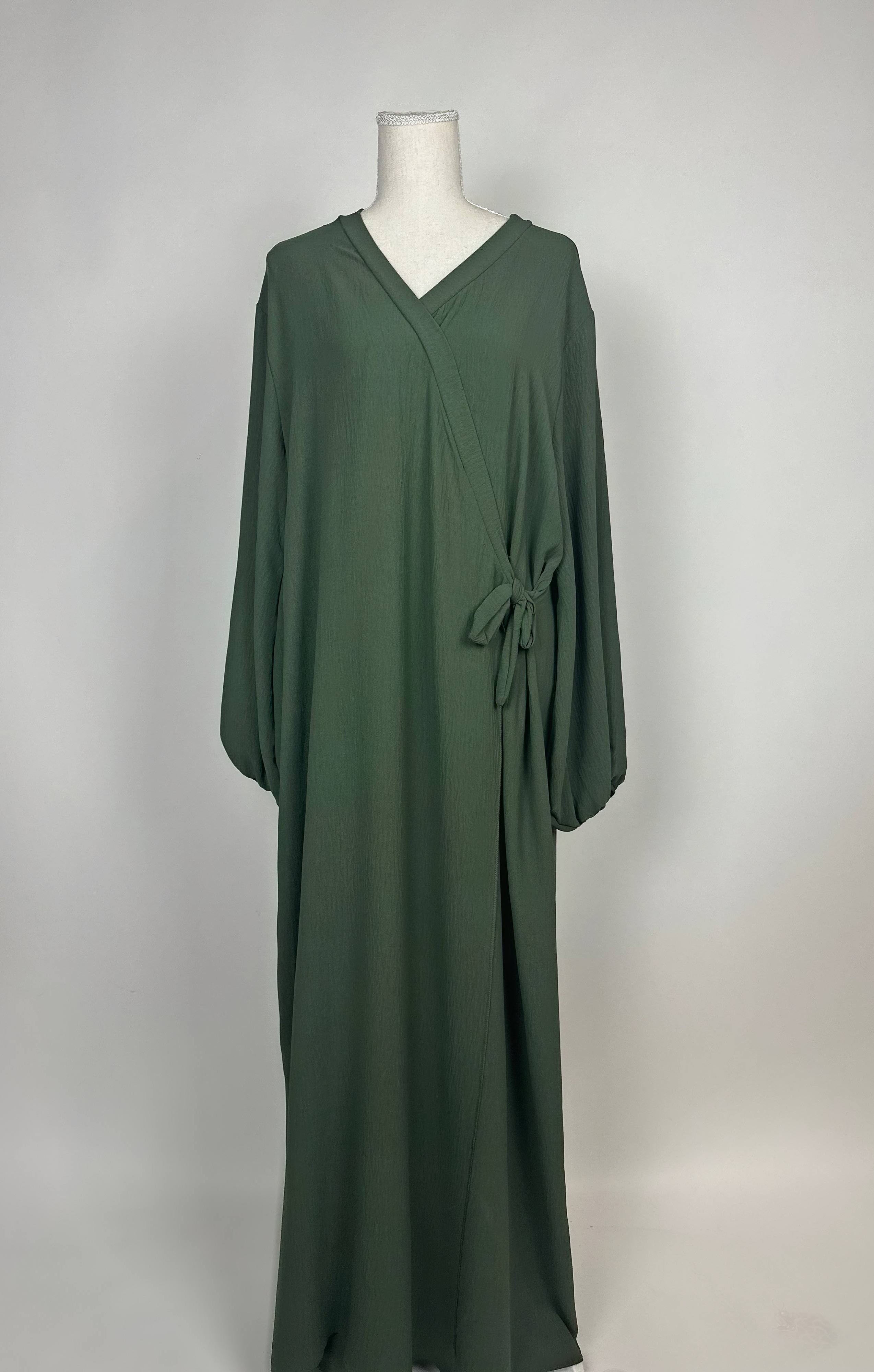 Olivgrüne Wickelabaya aus Jazz-Stoff im Modest-Stil mit Ballonärmeln und Seitenschleife, Vorderansicht