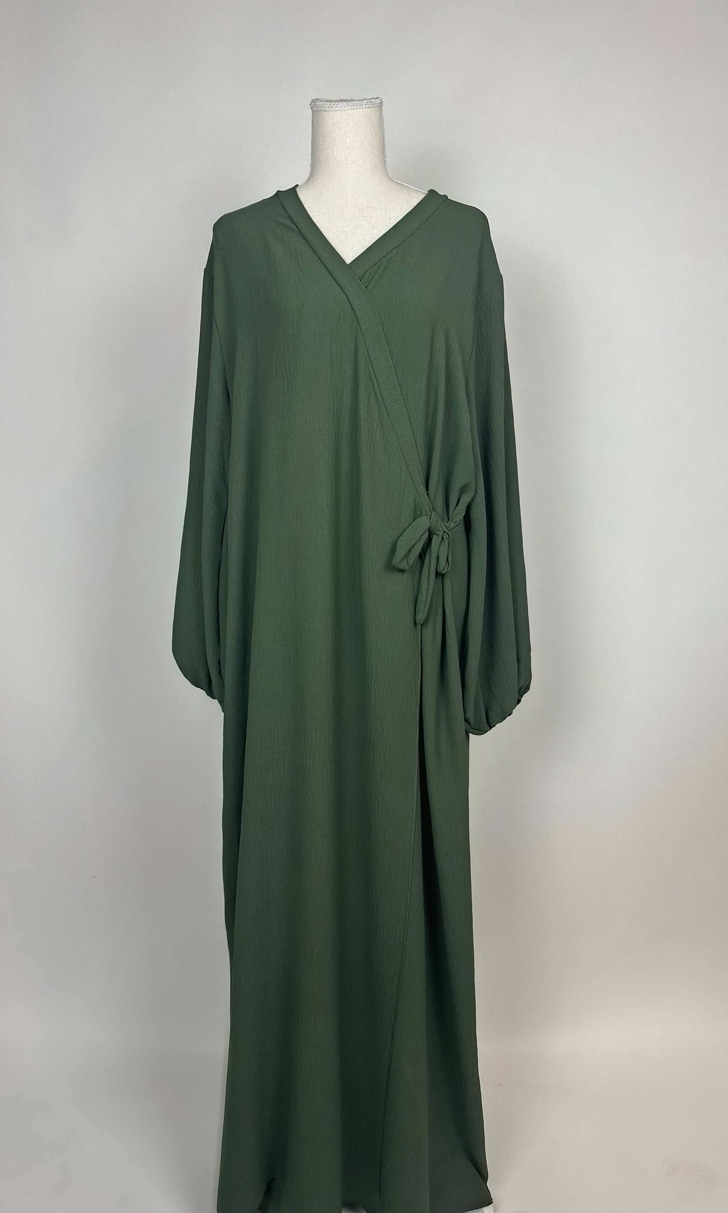 Olivgrüne Wickelabaya aus Jazz-Stoff im Modest-Stil mit Ballonärmeln und Seitenschleife, Vorderansicht