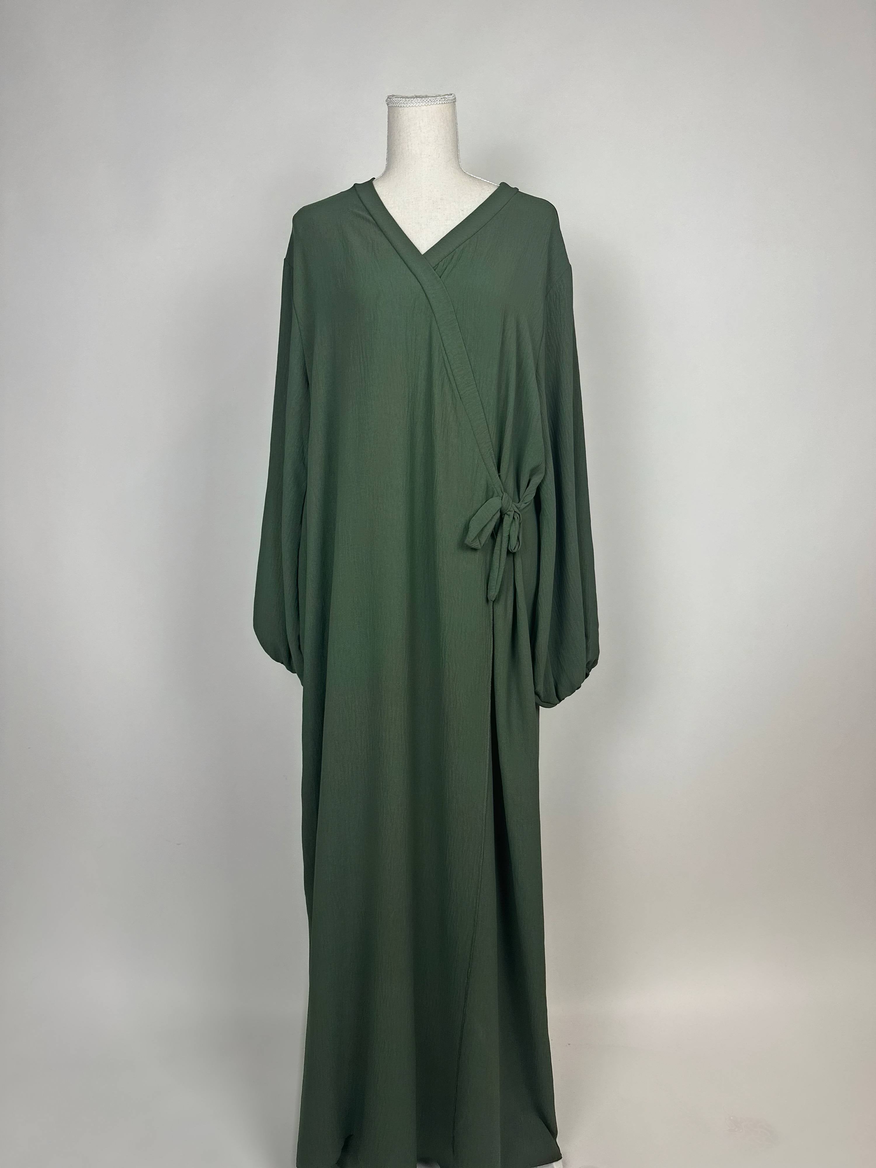 Olivgrüne Wickelabaya aus Jazz-Stoff im Modest-Stil mit Ballonärmeln und Seitenschleife, Vorderansicht