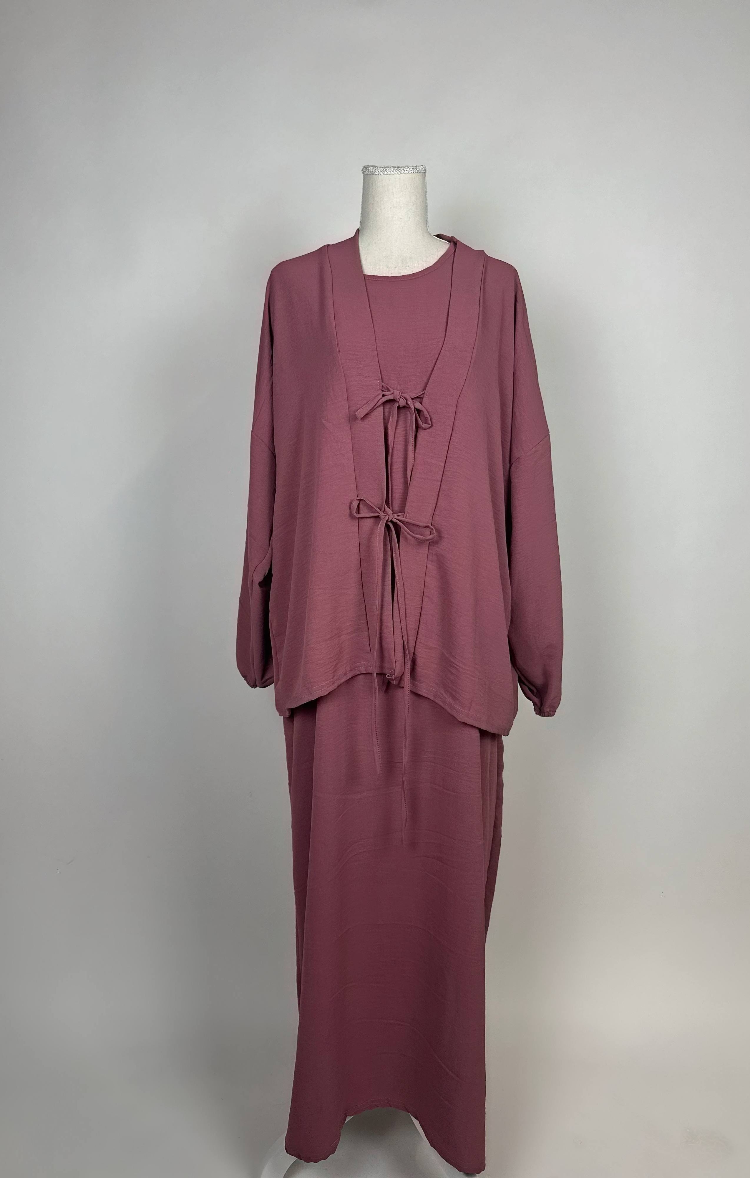 Altrosa zweiteiliges Abaya-Set im Modest Stil aus leichtem Stoff zeigt Schleifenverschluss und Unterkleid, Vorderansicht