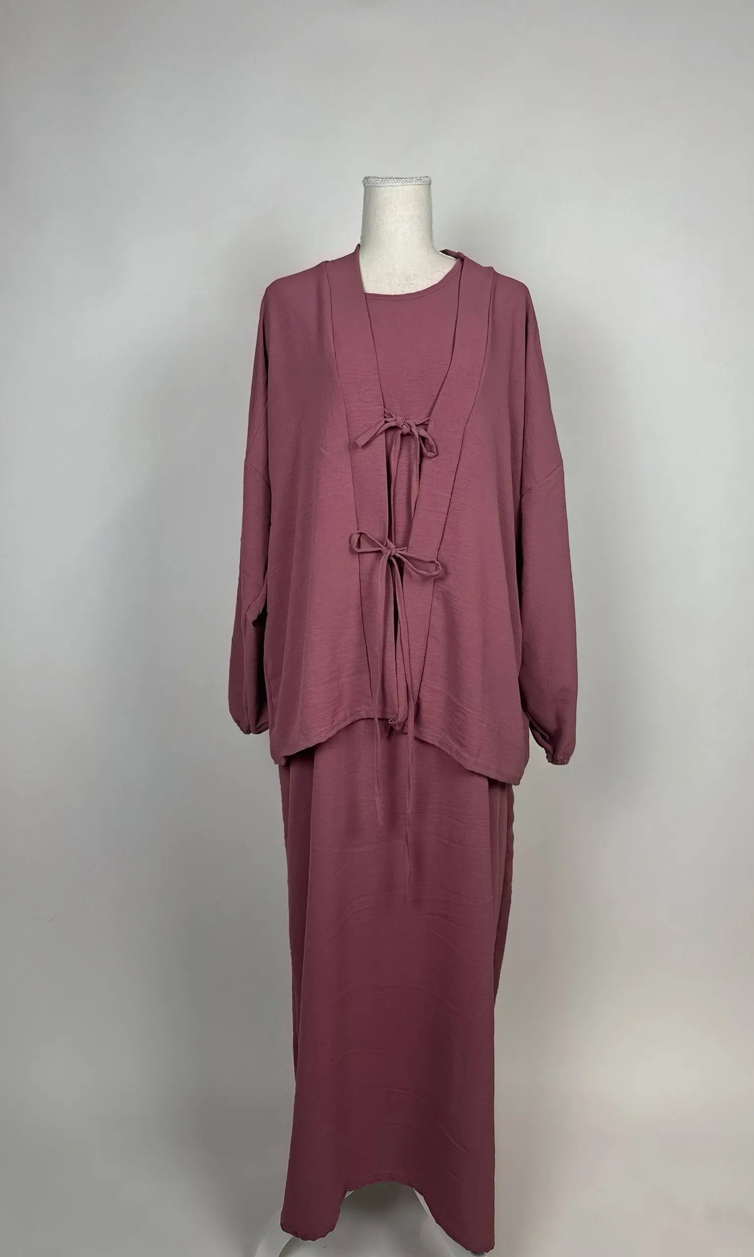 Altrosa zweiteiliges Abaya-Set im Modest Stil aus leichtem Stoff zeigt Schleifenverschluss und Unterkleid, Vorderansicht