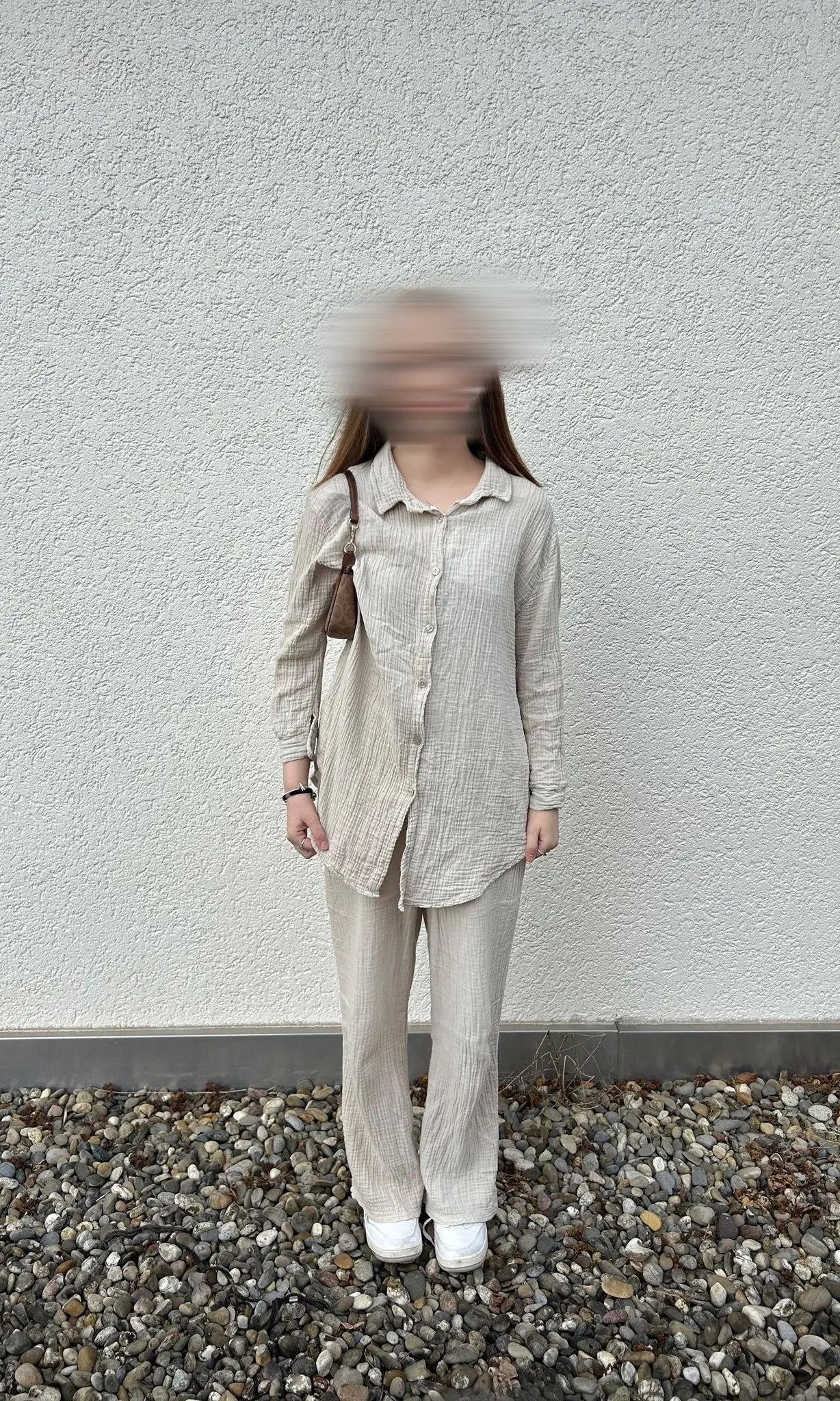 Beiger Musselin-Zweiteiler aus Baumwolle, leicht transparent, mit Knopfleiste und weiten Hosenbeinen, Vorderansicht