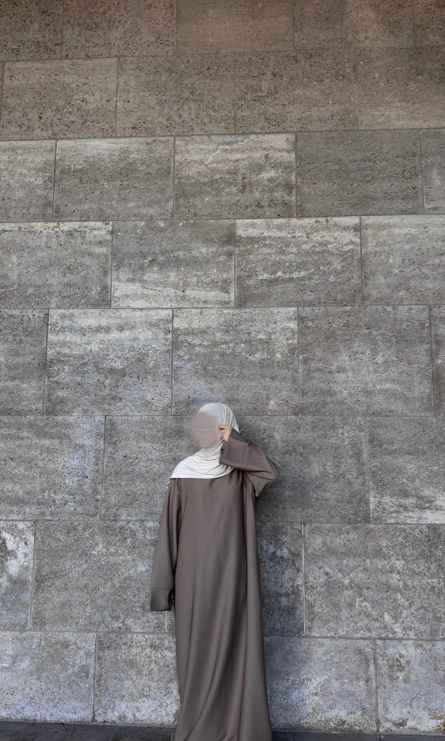 abaya taupe aus polyester, oversized, lange ärmel und bodenlänge, frontansicht