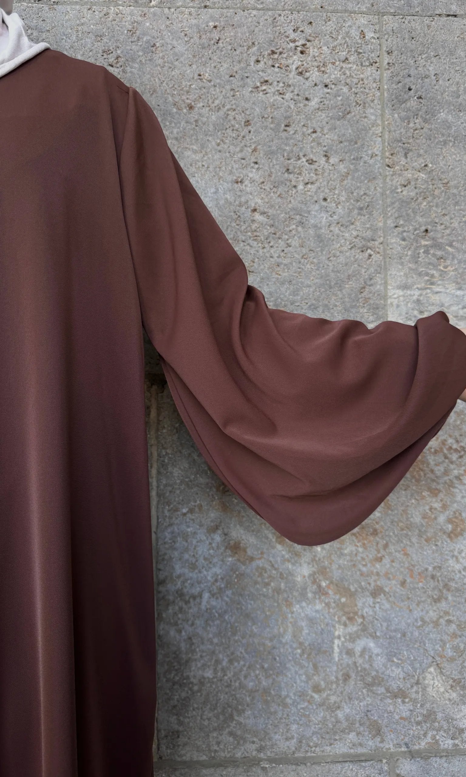 Braune Abaya Medina aus Medina-Seide mit Ballonärmeln, Detailaufnahme des ausgestreckten Ärmels, Seitenansicht