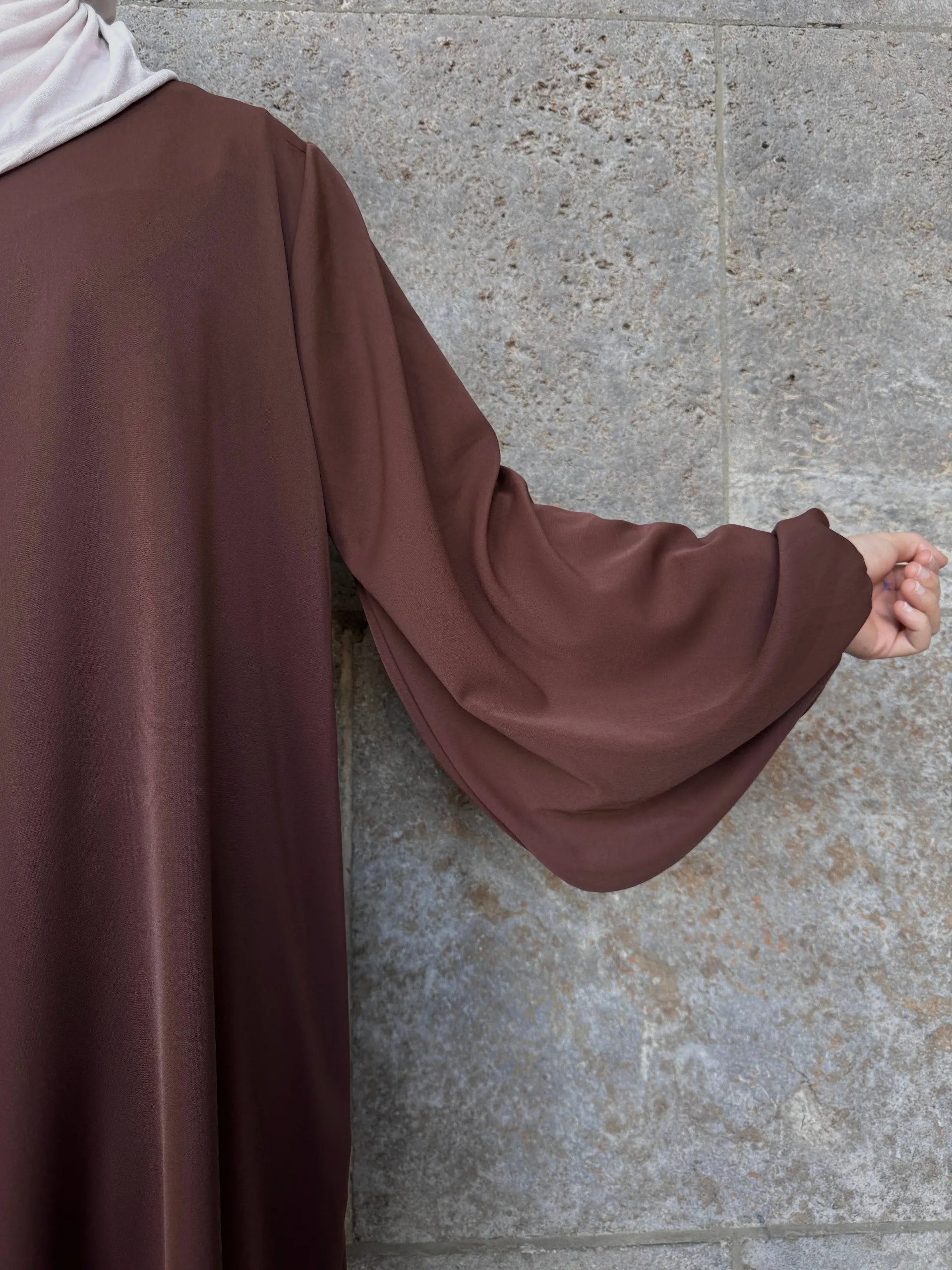 Braune Abaya Medina aus Medina-Seide mit Ballonärmeln, Detailaufnahme des ausgestreckten Ärmels, Seitenansicht