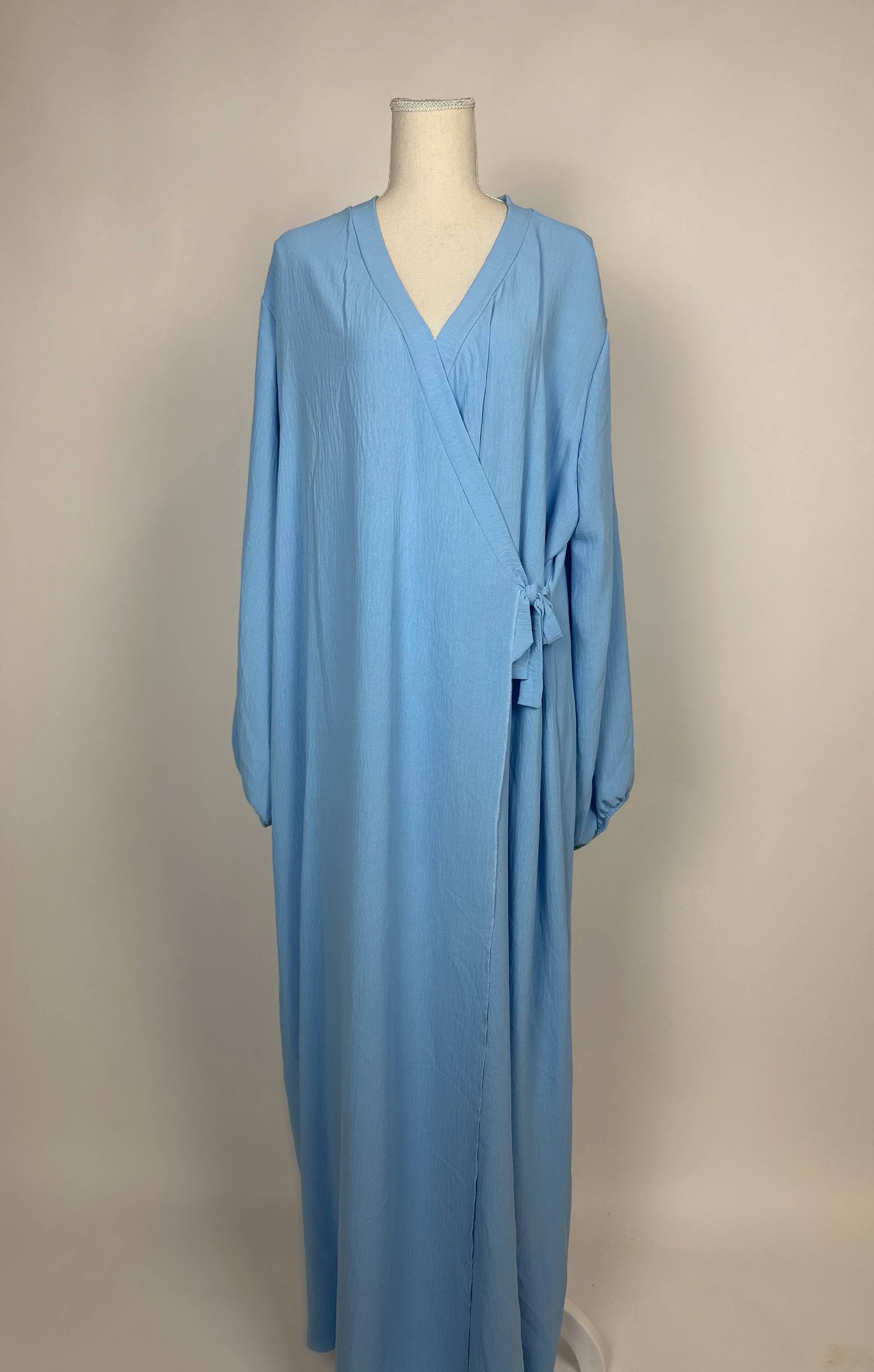 Hellblaue Modest Abaya aus Jazz-Stoff im Wickelstil mit Ballonärmeln und Bindeschleife, Vorderansicht, Hijab-Style
