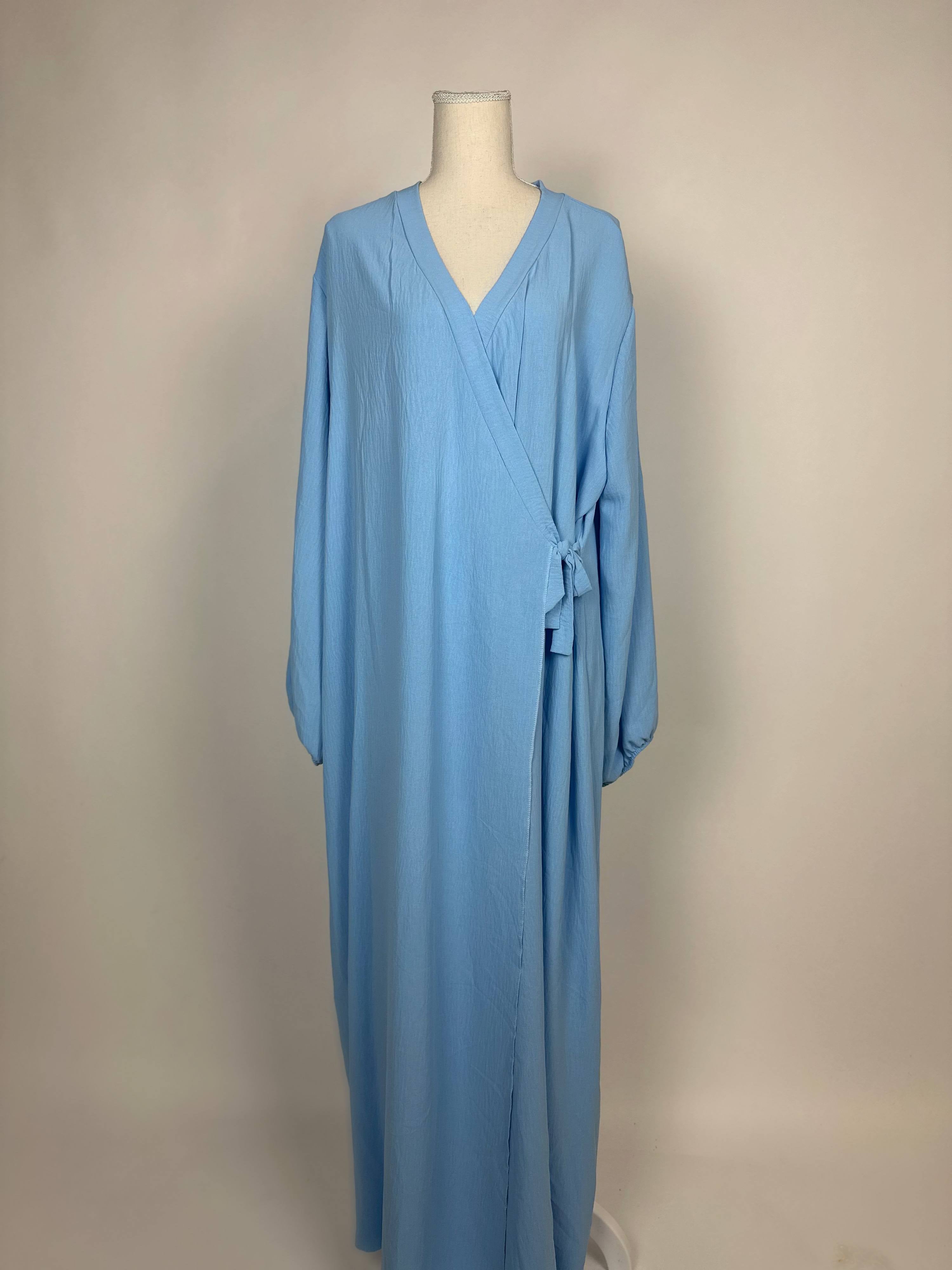 Hellblaue Modest Abaya aus Jazz-Stoff im Wickelstil mit Ballonärmeln und Bindeschleife, Vorderansicht, Hijab-Style