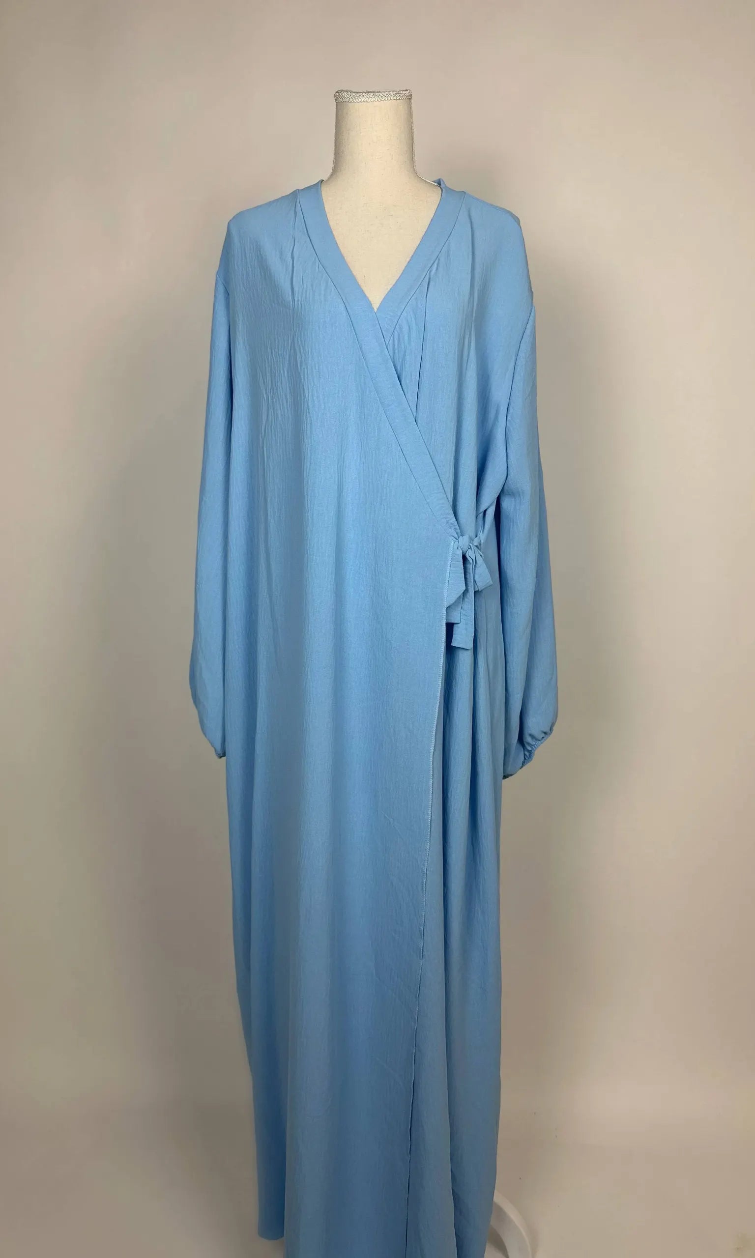 Hellblaue Modest Abaya aus Jazz-Stoff im Wickelstil mit Ballonärmeln und Bindeschleife, Vorderansicht, Hijab-Style