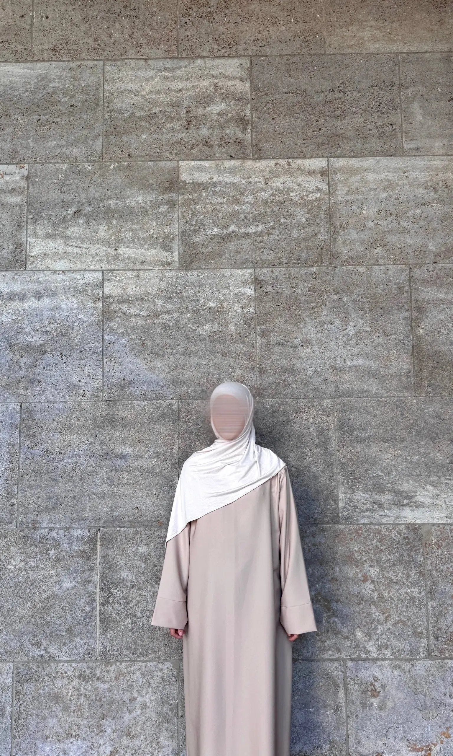 abaya beige aus polyester, oversized, bodenlang mit weiten ärmeln, frontansicht