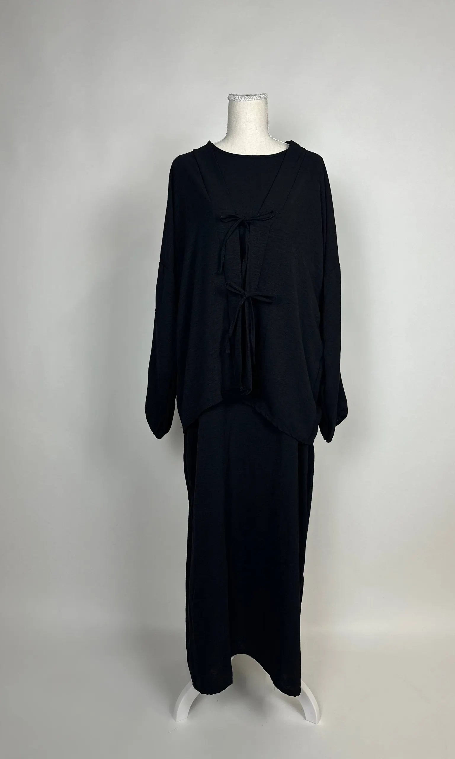 Schwarzes Abaya-Schleifenset mit Unterkleid, lockerer Modest Stil, zwei Frontschleifen, Hijab-tauglich, Vorderansicht