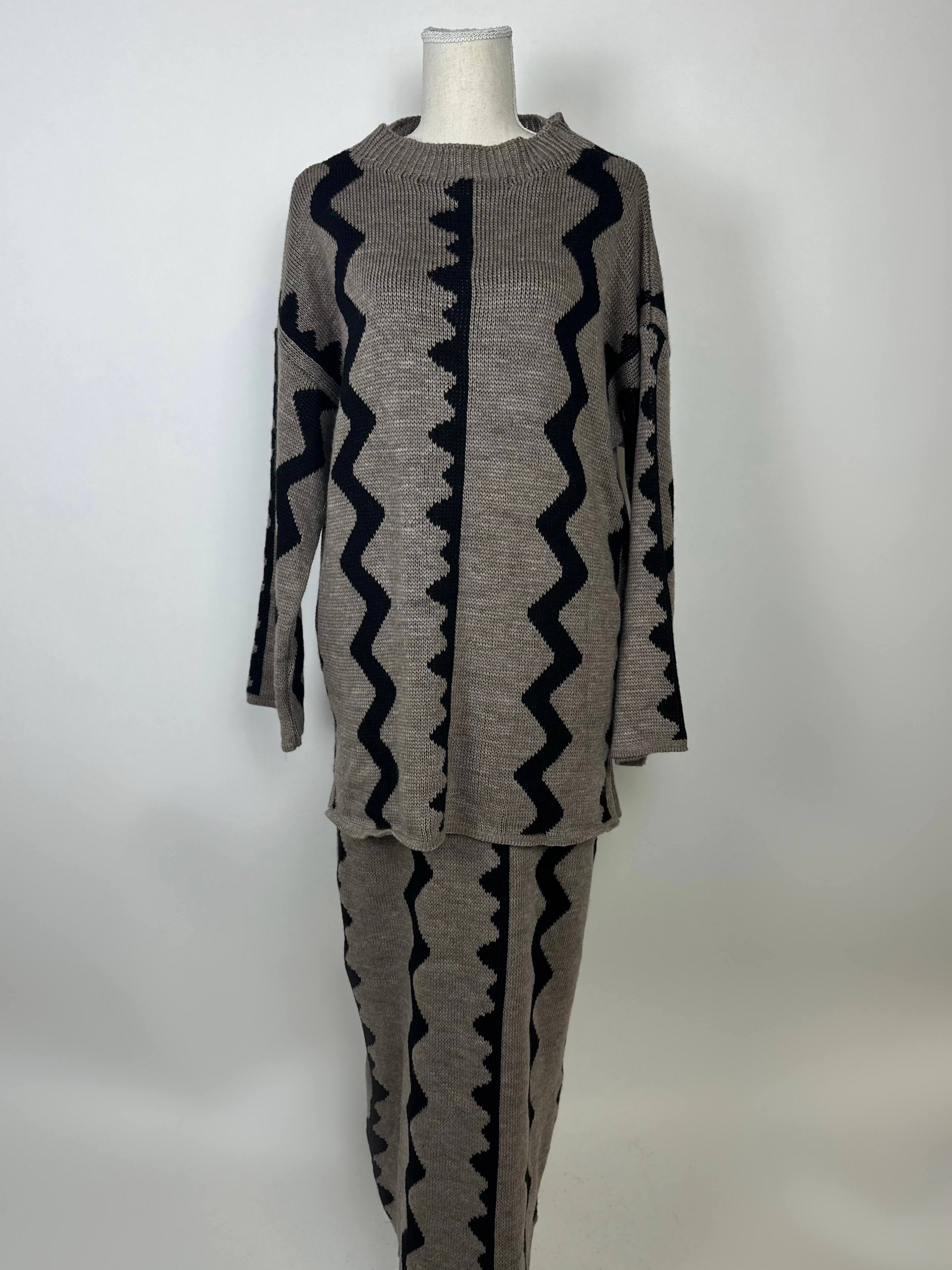 Taupefarbener Zweiteiler mit Rock aus Strick mit schwarzem Zickzackmuster, langarm und maxi, Vorderansicht