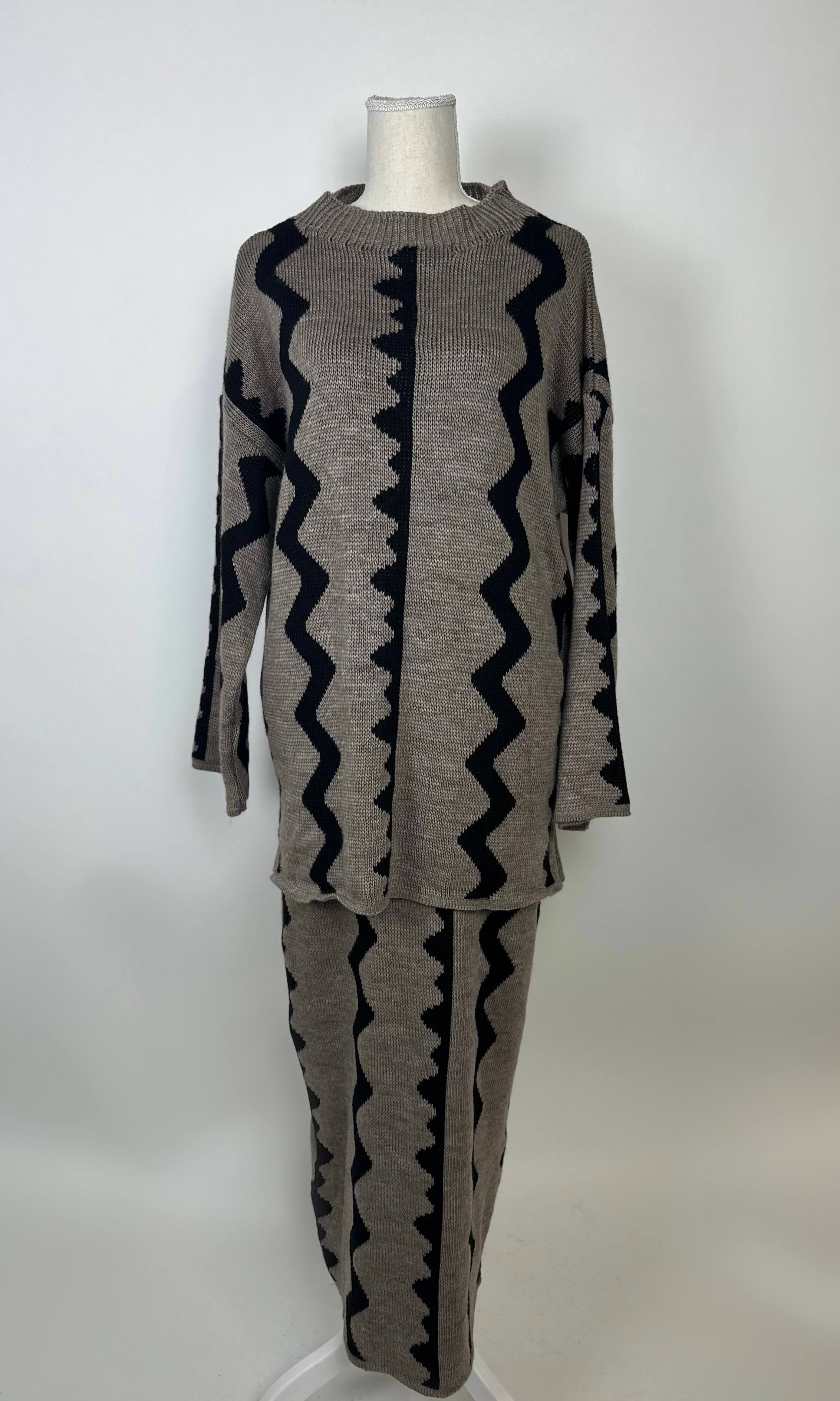 Taupefarbener Zweiteiler mit Rock aus Strick mit schwarzem Zickzackmuster, langarm und maxi, Vorderansicht