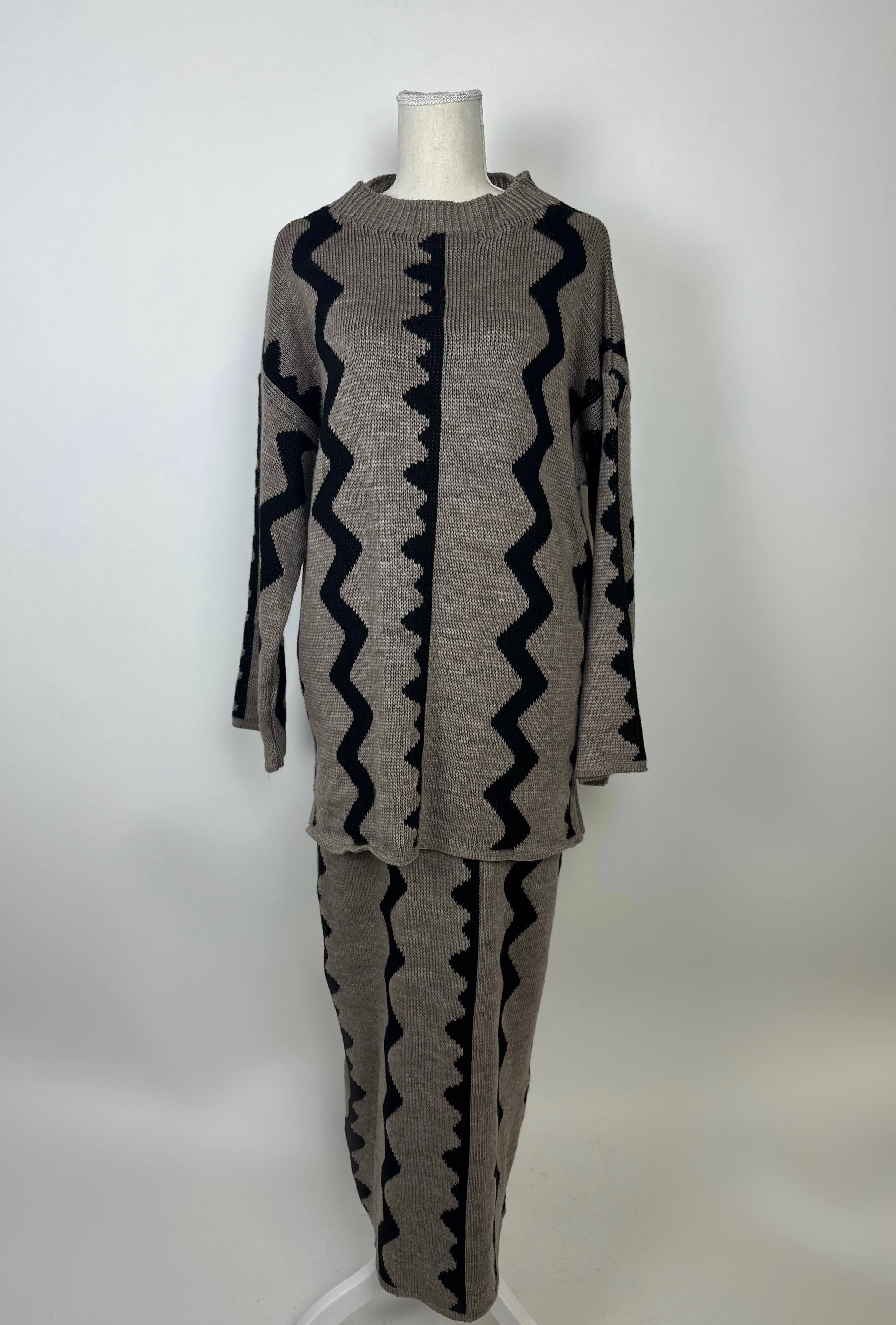 Taupefarbener Zweiteiler mit Rock aus Strick mit schwarzem Zickzackmuster, langarm und maxi, Vorderansicht