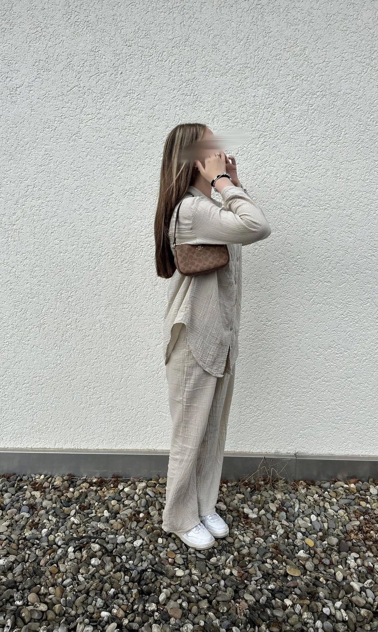 Beiger Musselin-Zweiteiler aus 100% Baumwolle mit weitem Schnitt und Seitenschlitz am Hemd, Seitenansicht