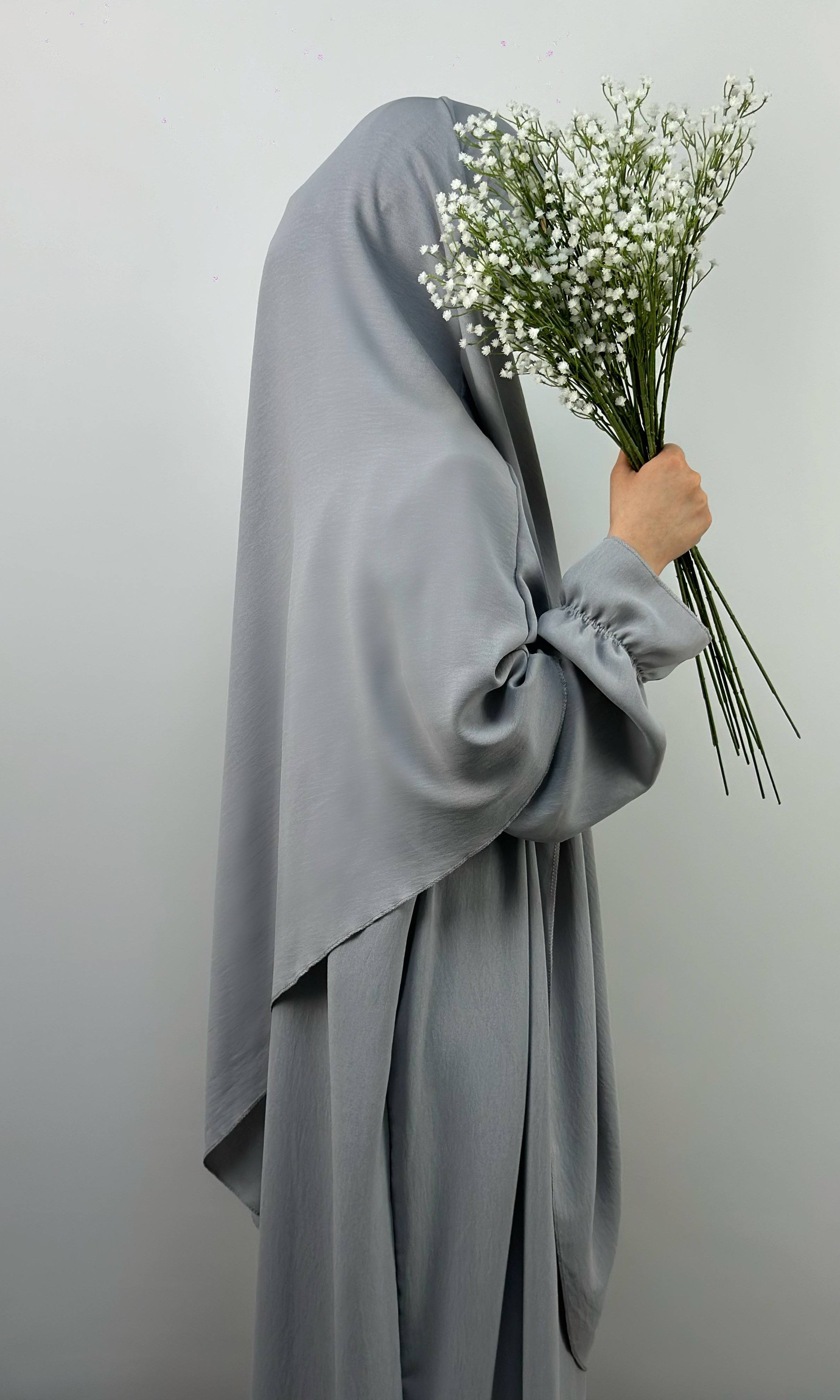 Abaya- und Khimar-Set in grau aus Jazz-Stoff, Ballonärmel mit Gummibund, Seitenansicht