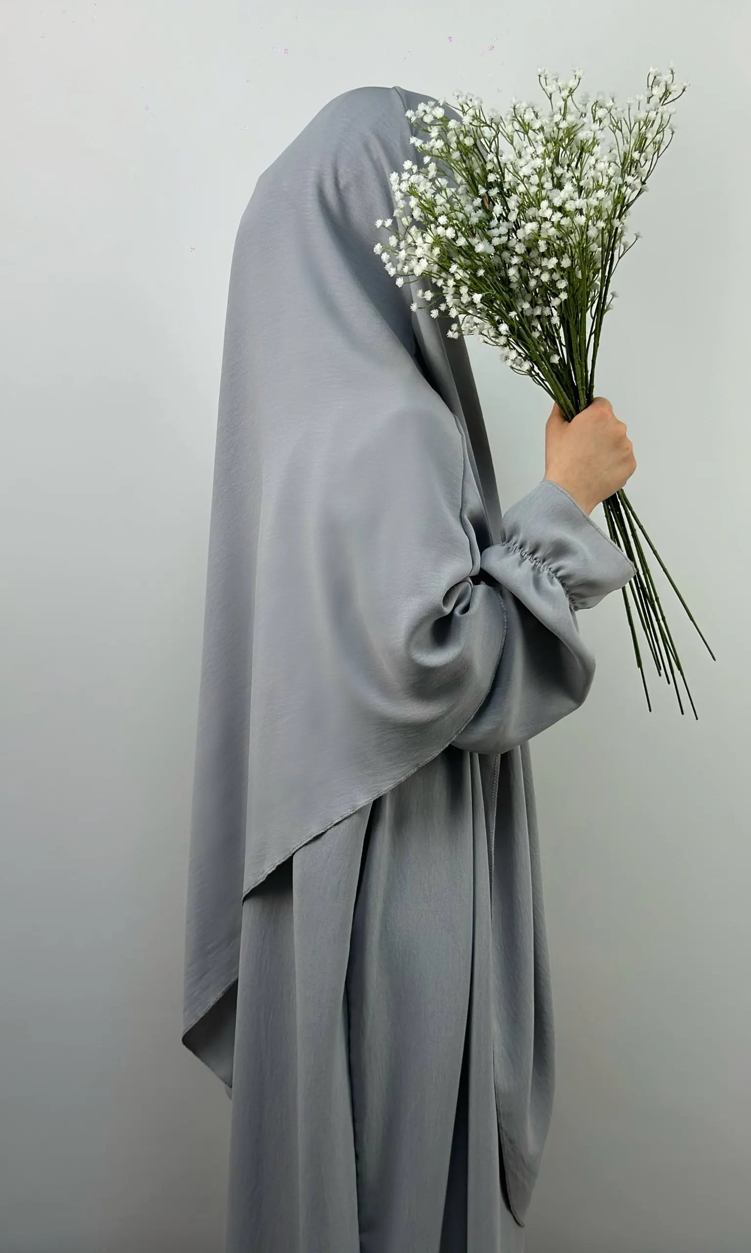 Abaya- und Khimar-Set in grau aus Jazz-Stoff, Ballonärmel mit Gummibund, Seitenansicht