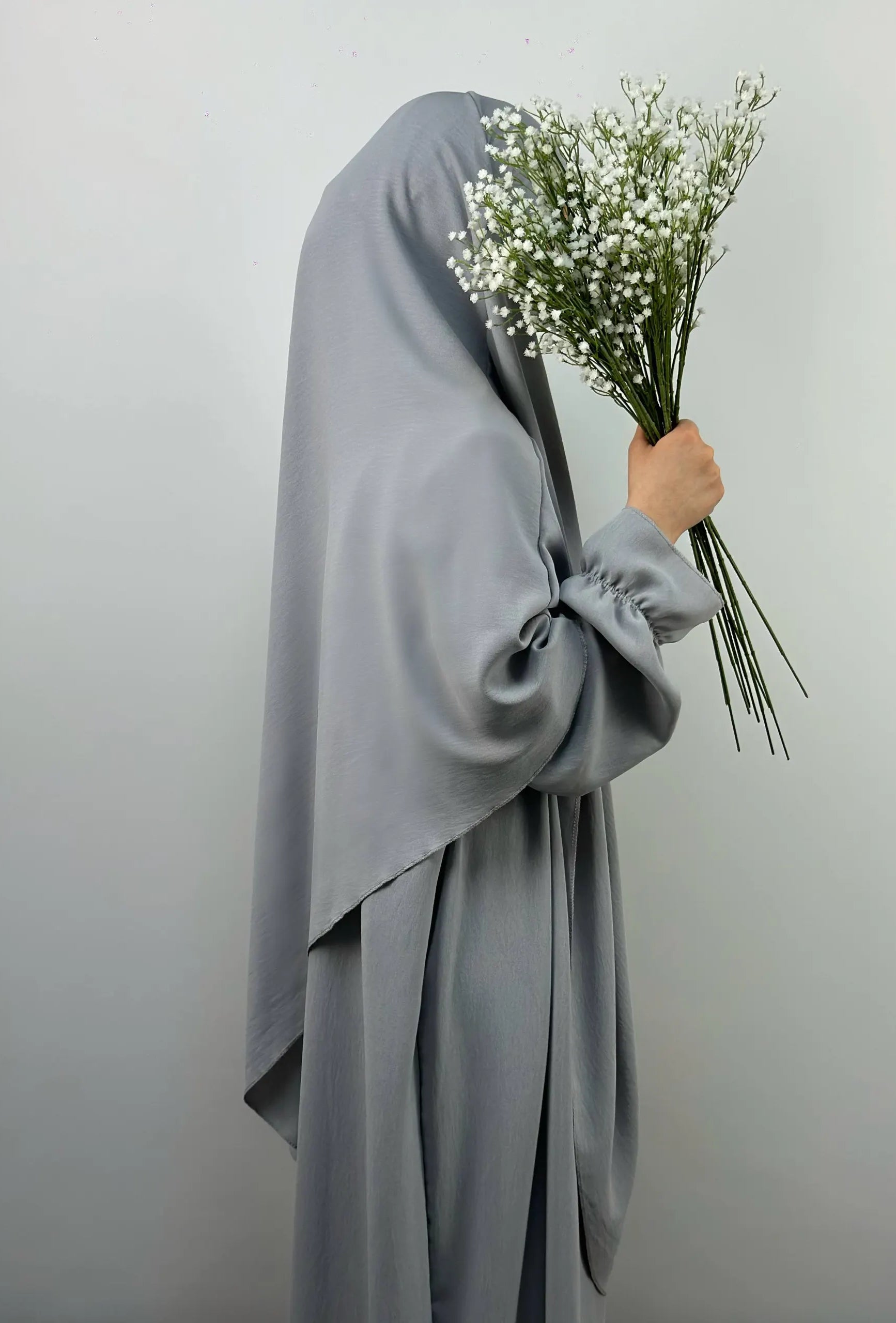 Abaya- und Khimar-Set in grau aus Jazz-Stoff, Ballonärmel mit Gummibund, Seitenansicht