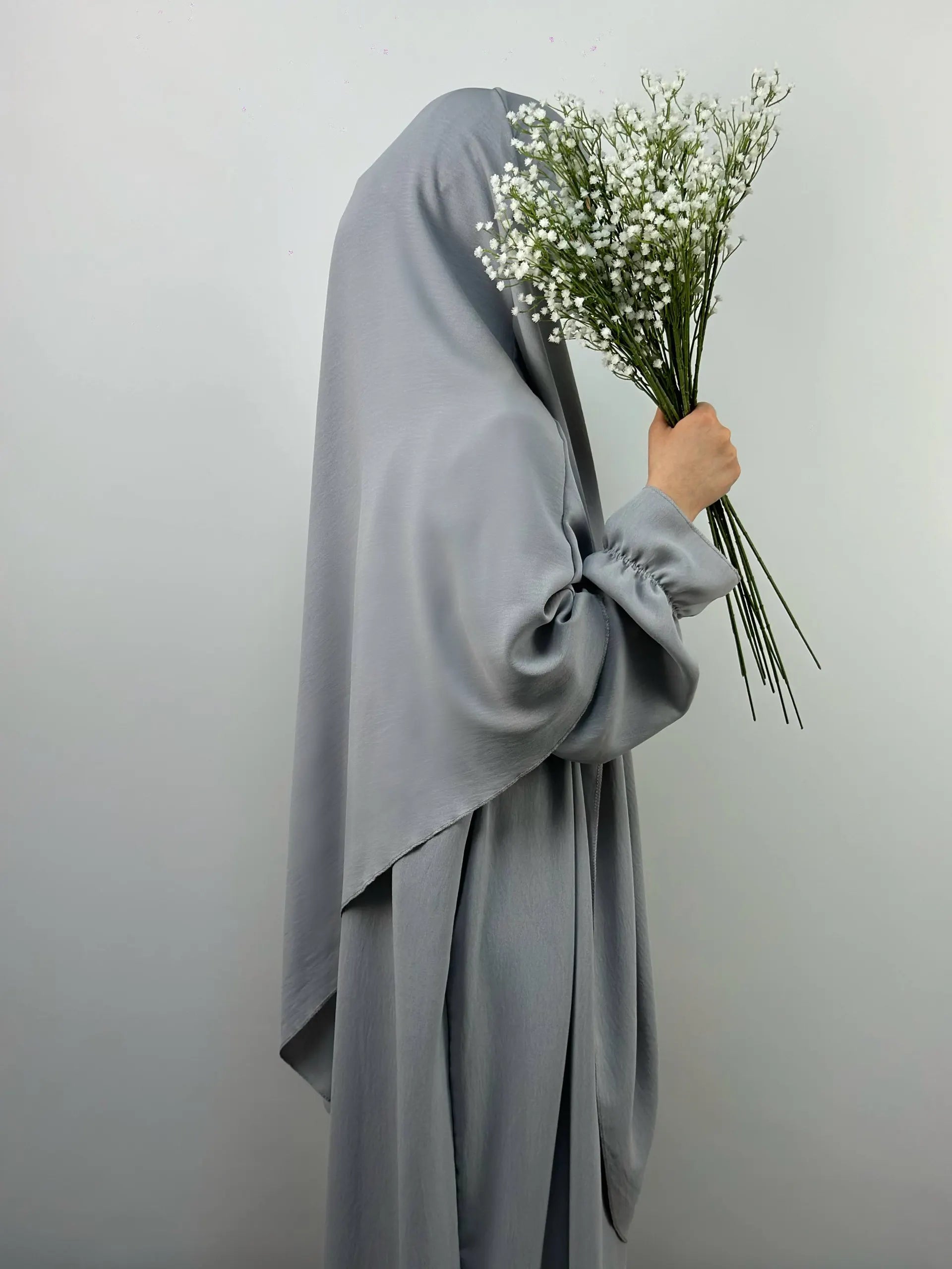 Abaya- und Khimar-Set in grau aus Jazz-Stoff, Ballonärmel mit Gummibund, Seitenansicht