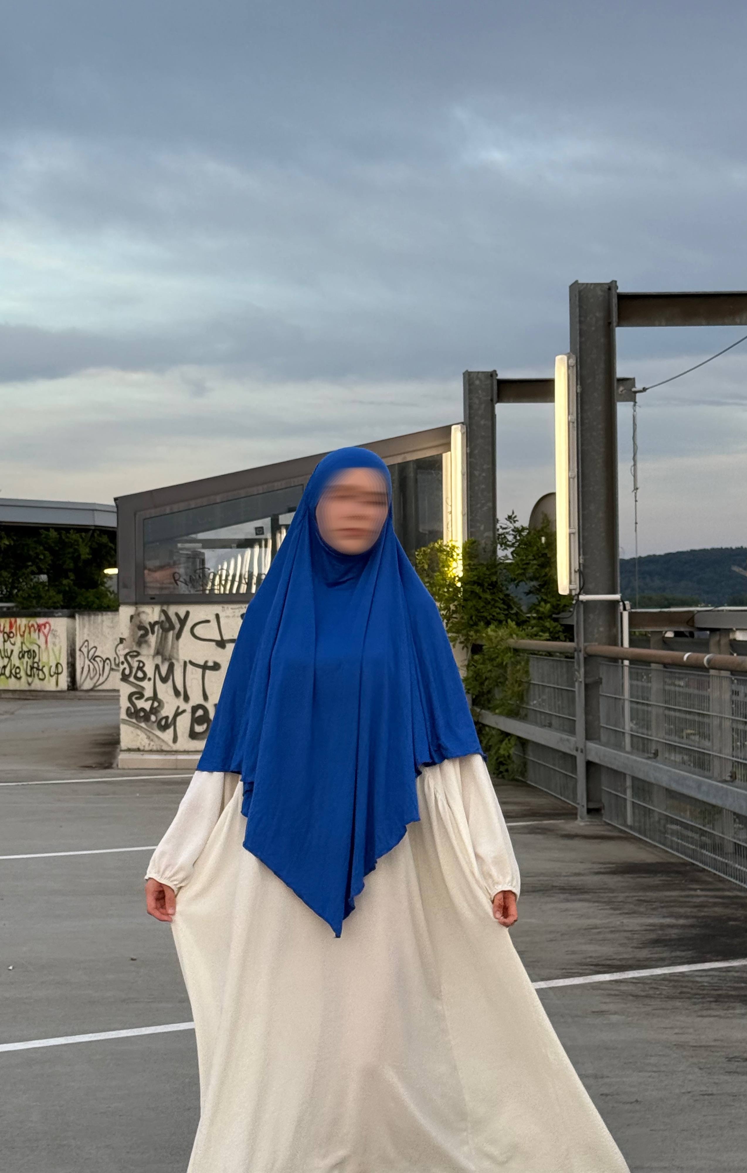 Jersey Khimar in royalblau aus Viskose‑Jersey, frontal getragen mit spitz zulaufender Vorderpartie sichtbar.