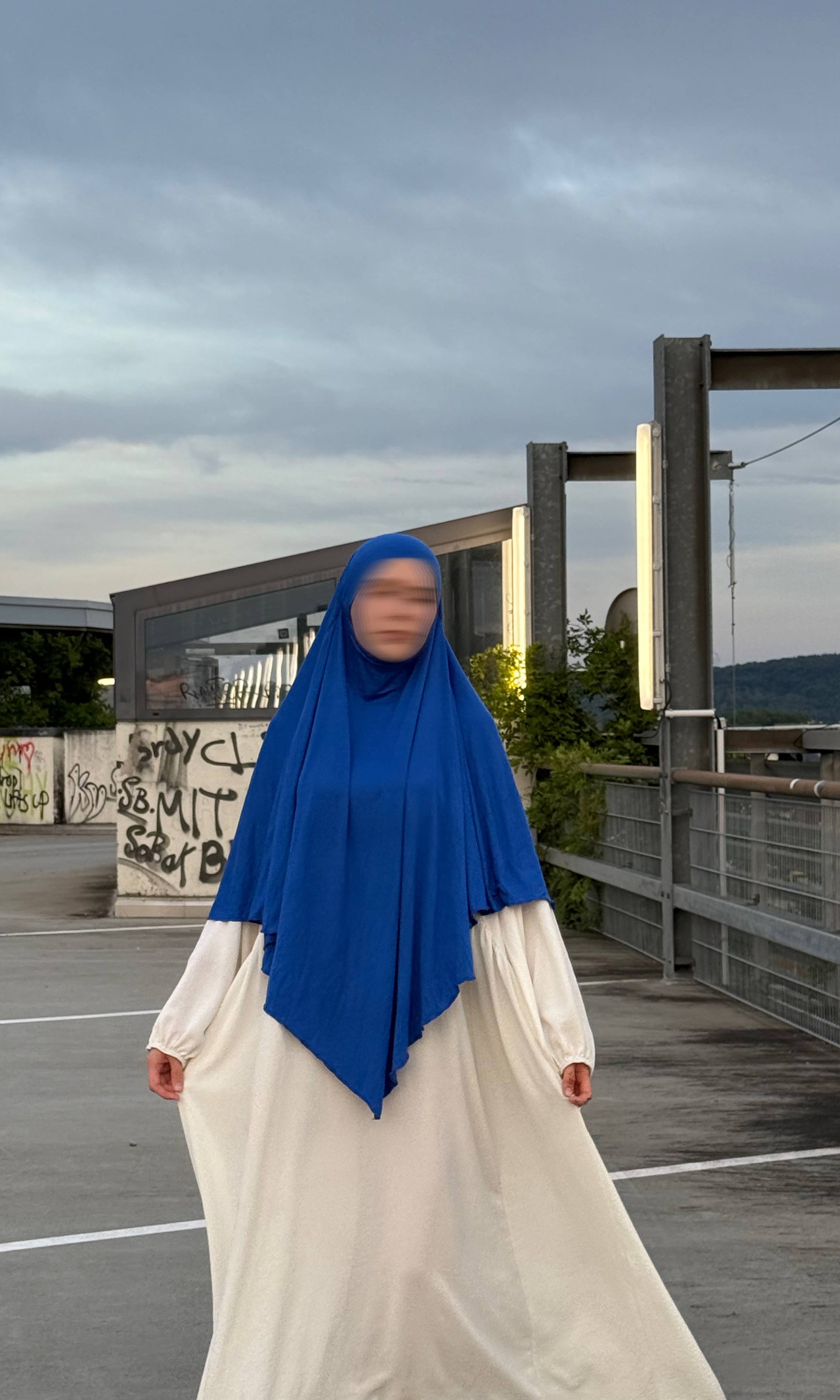 Jersey Khimar in royalblau aus Viskose‑Jersey, frontal getragen mit spitz zulaufender Vorderpartie sichtbar.