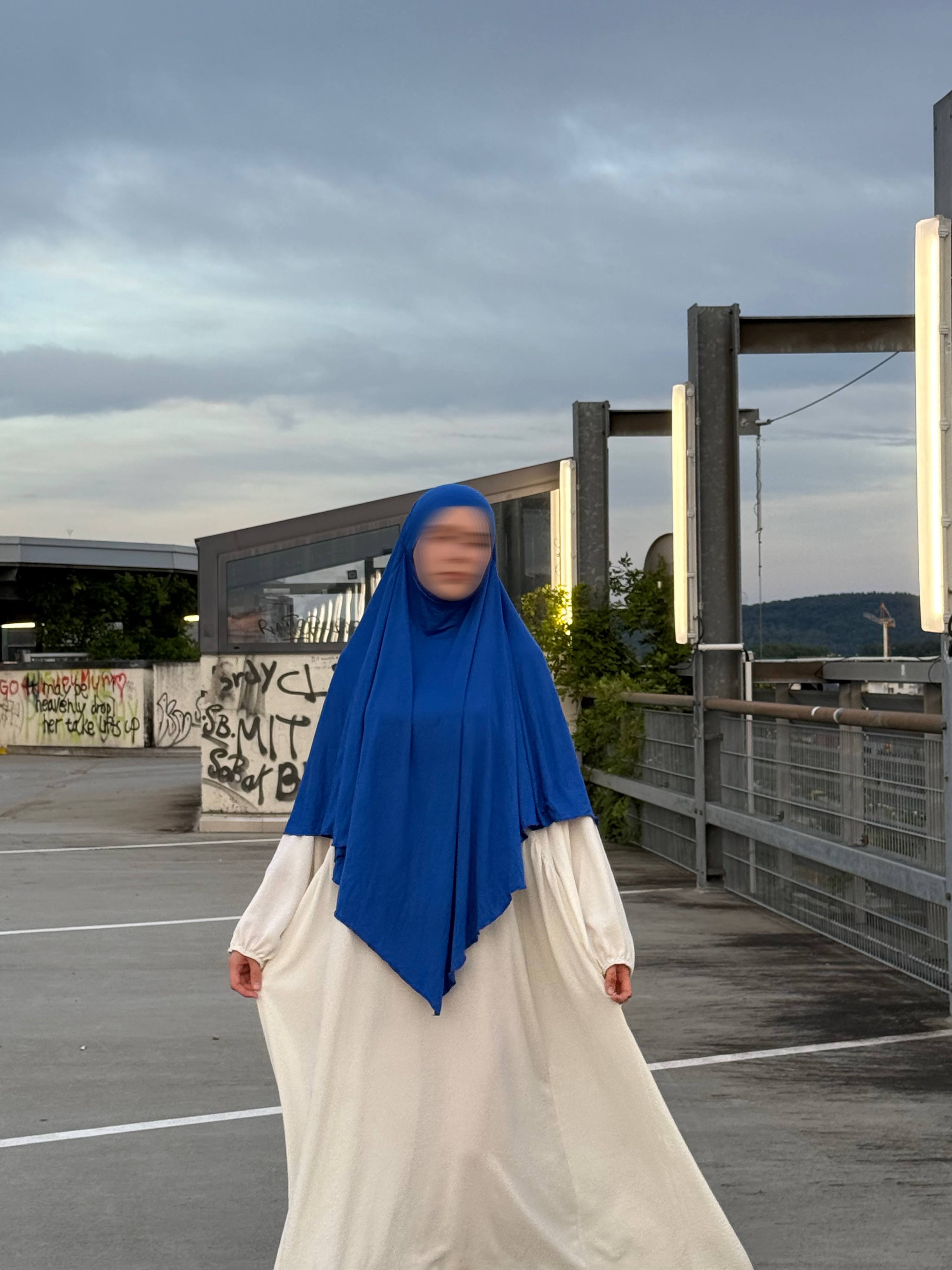 Jersey Khimar in royalblau aus Viskose‑Jersey, frontal getragen mit spitz zulaufender Vorderpartie sichtbar.