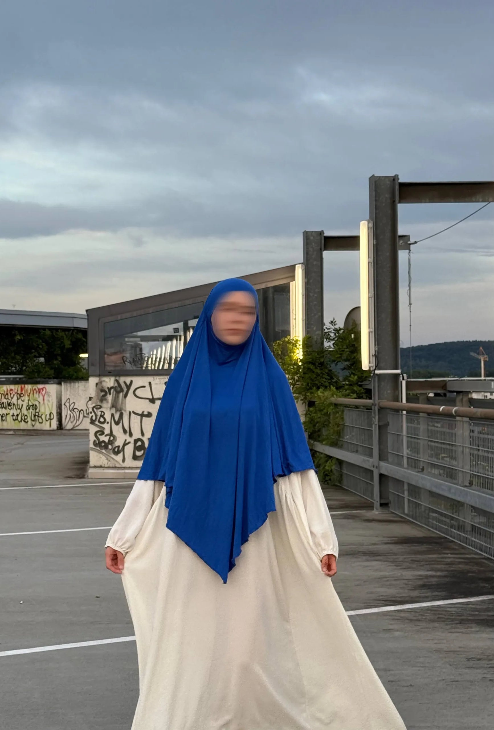 Jersey Khimar in royalblau aus Viskose‑Jersey, frontal getragen mit spitz zulaufender Vorderpartie sichtbar.