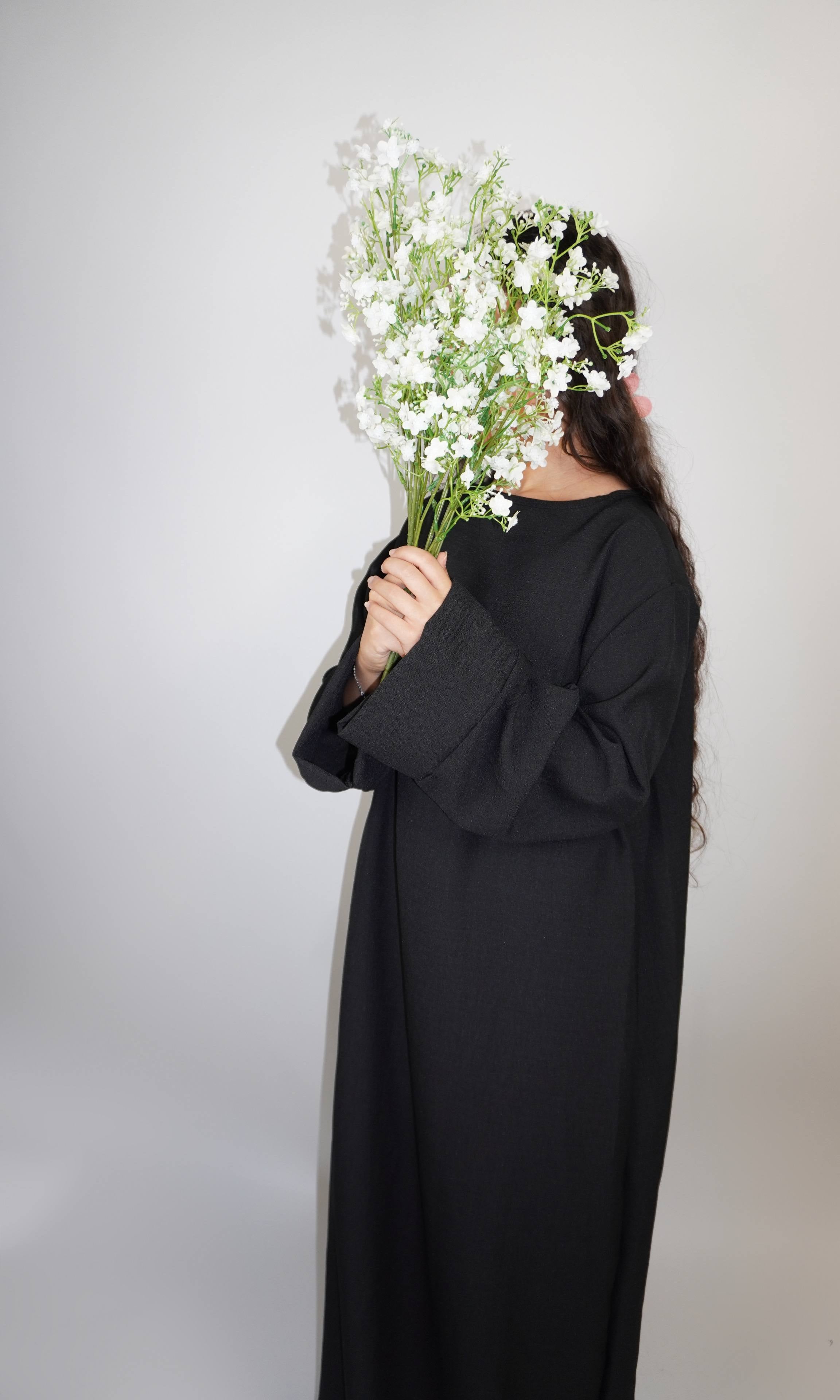 Eine naturfarbene Abaya in Leinenoptik, knöchellang, Frontansicht – schlichtes Modest-Fashion-Basic.