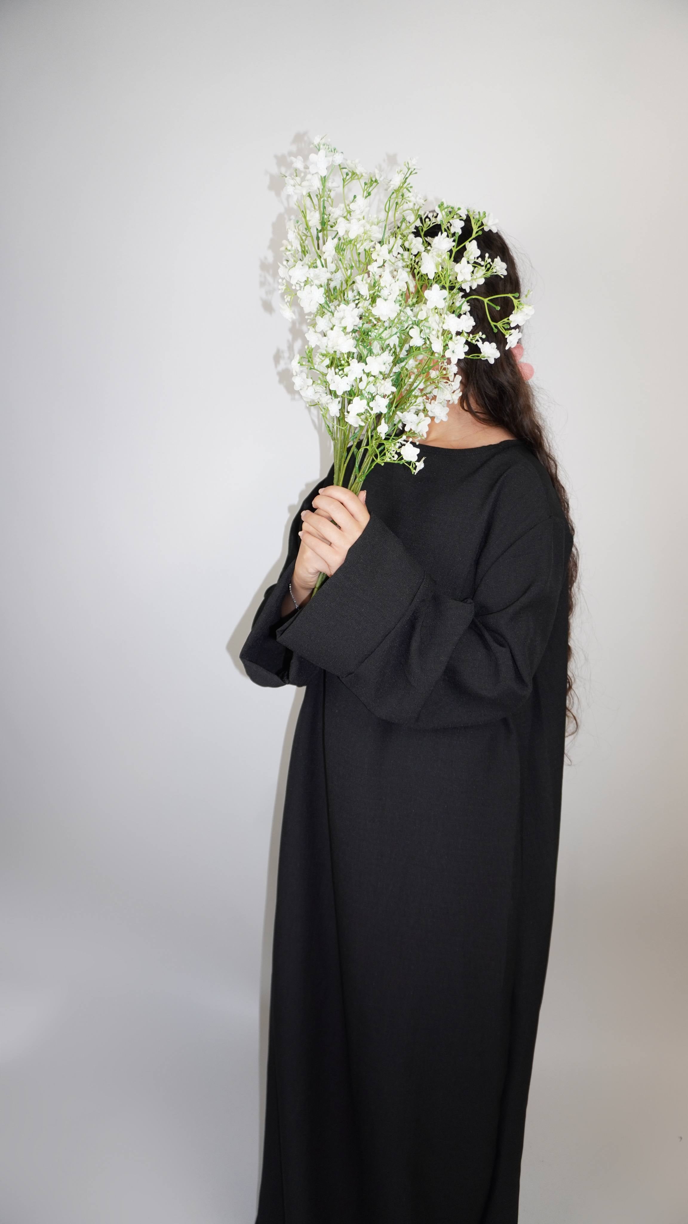 Eine naturfarbene Abaya in Leinenoptik, knöchellang, Frontansicht – schlichtes Modest-Fashion-Basic.