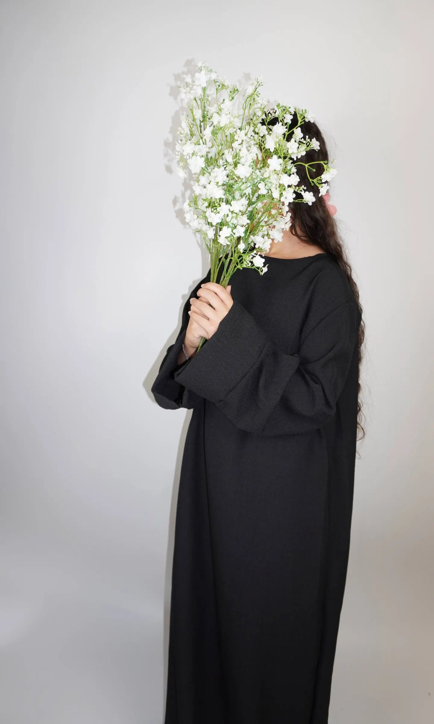 Eine naturfarbene Abaya in Leinenoptik, knöchellang, Frontansicht – schlichtes Modest-Fashion-Basic.