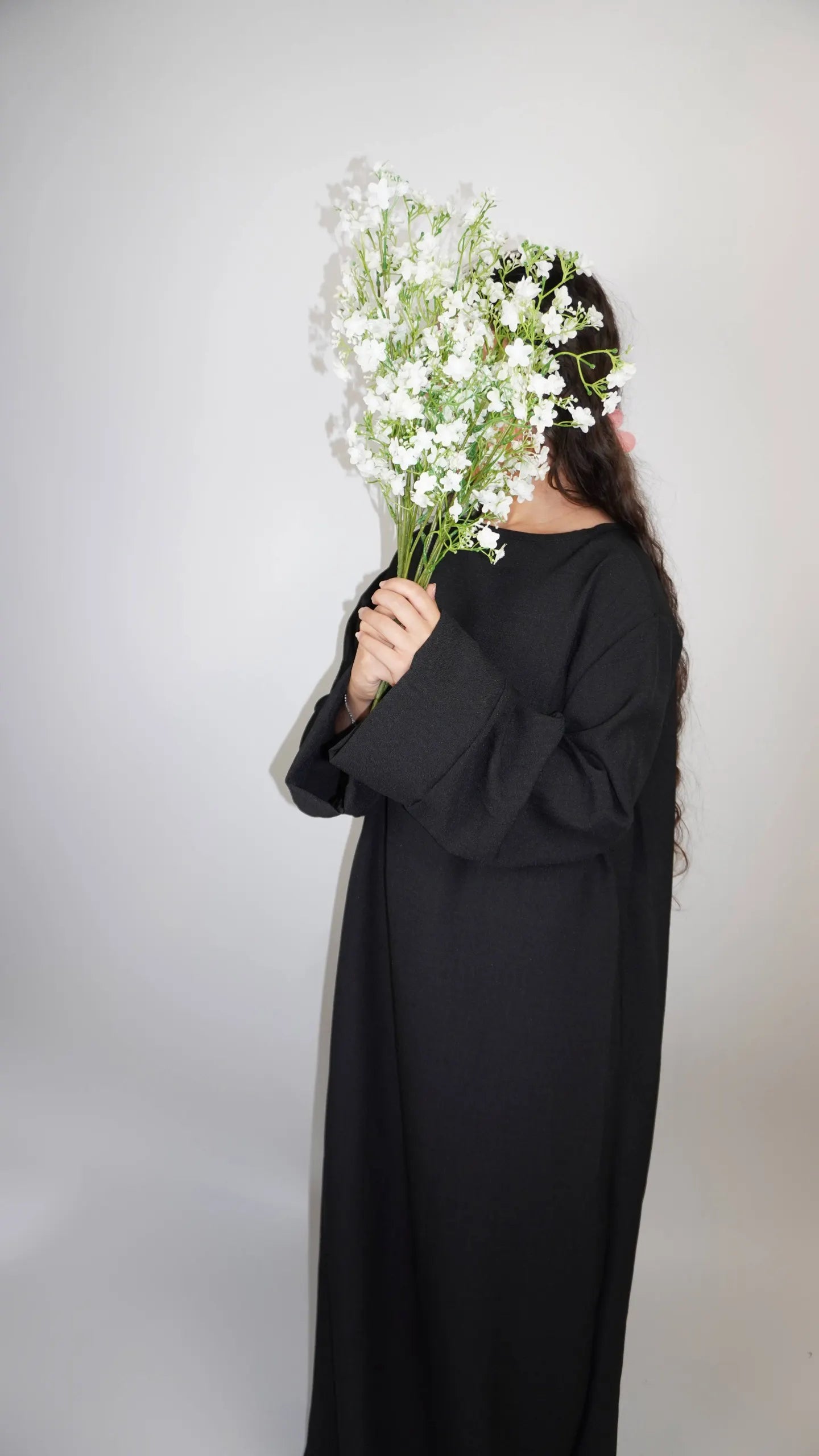 Eine naturfarbene Abaya in Leinenoptik, knöchellang, Frontansicht – schlichtes Modest-Fashion-Basic.