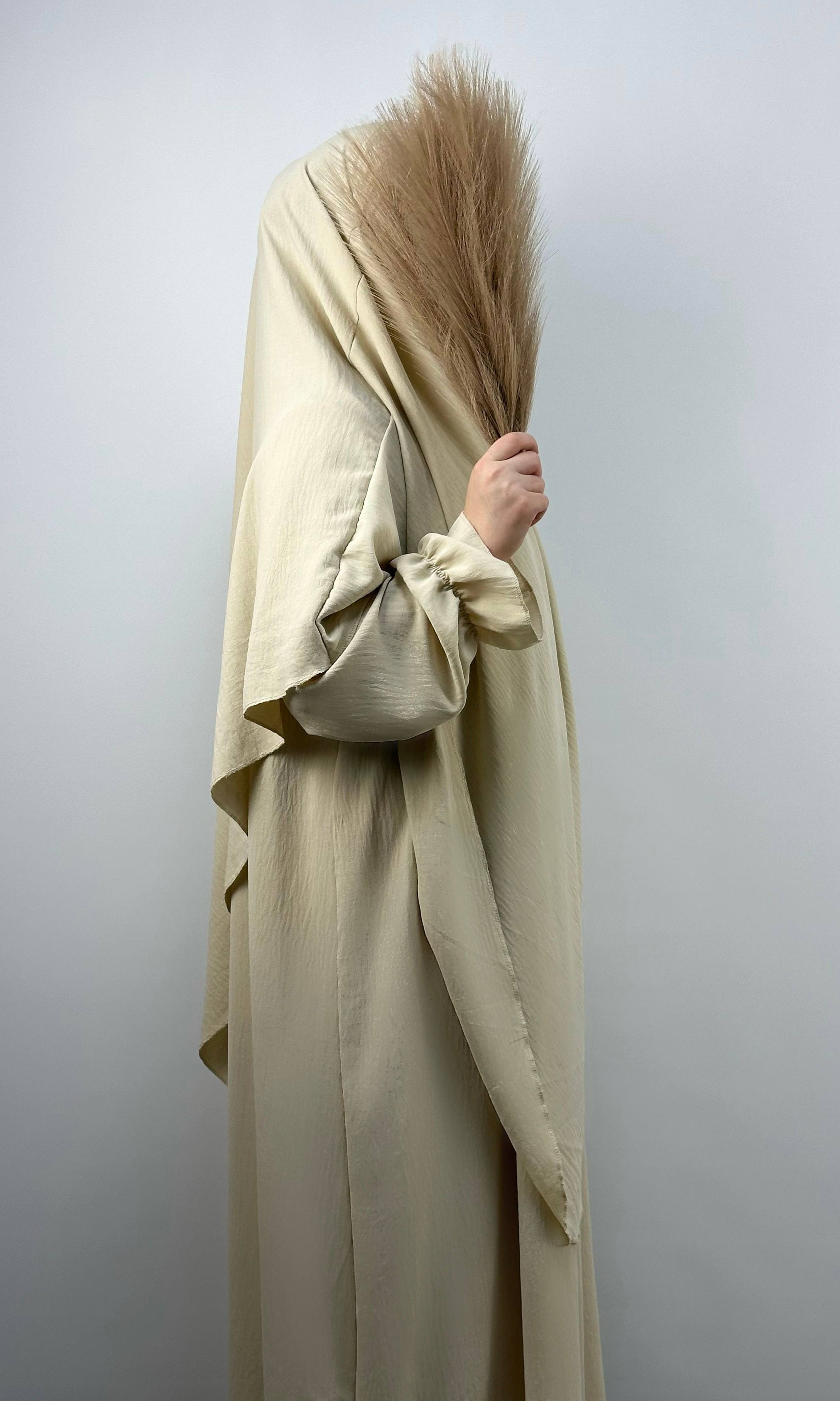 Eine schwarze Baumwoll-Abaya mit Rüschenärmeln und passendem Khimar in Frontansicht.