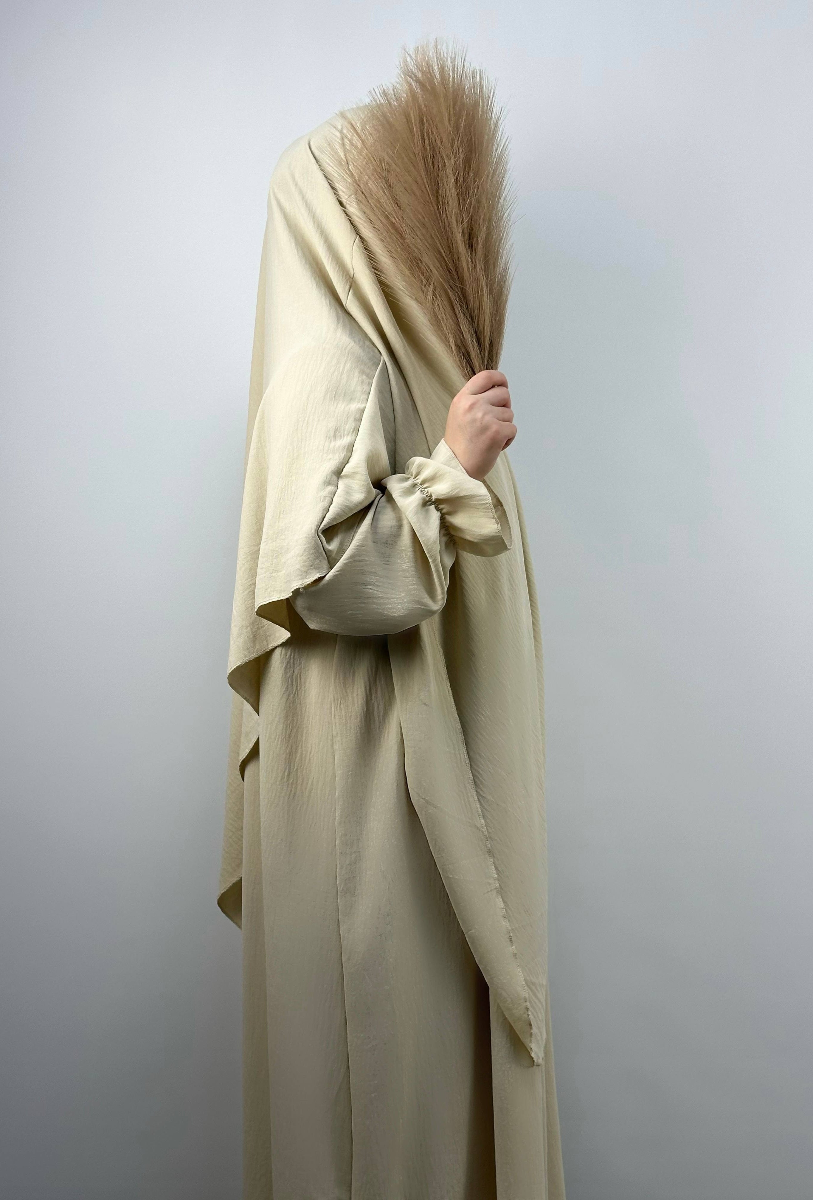 Eine schwarze Baumwoll-Abaya mit Rüschenärmeln und passendem Khimar in Frontansicht.