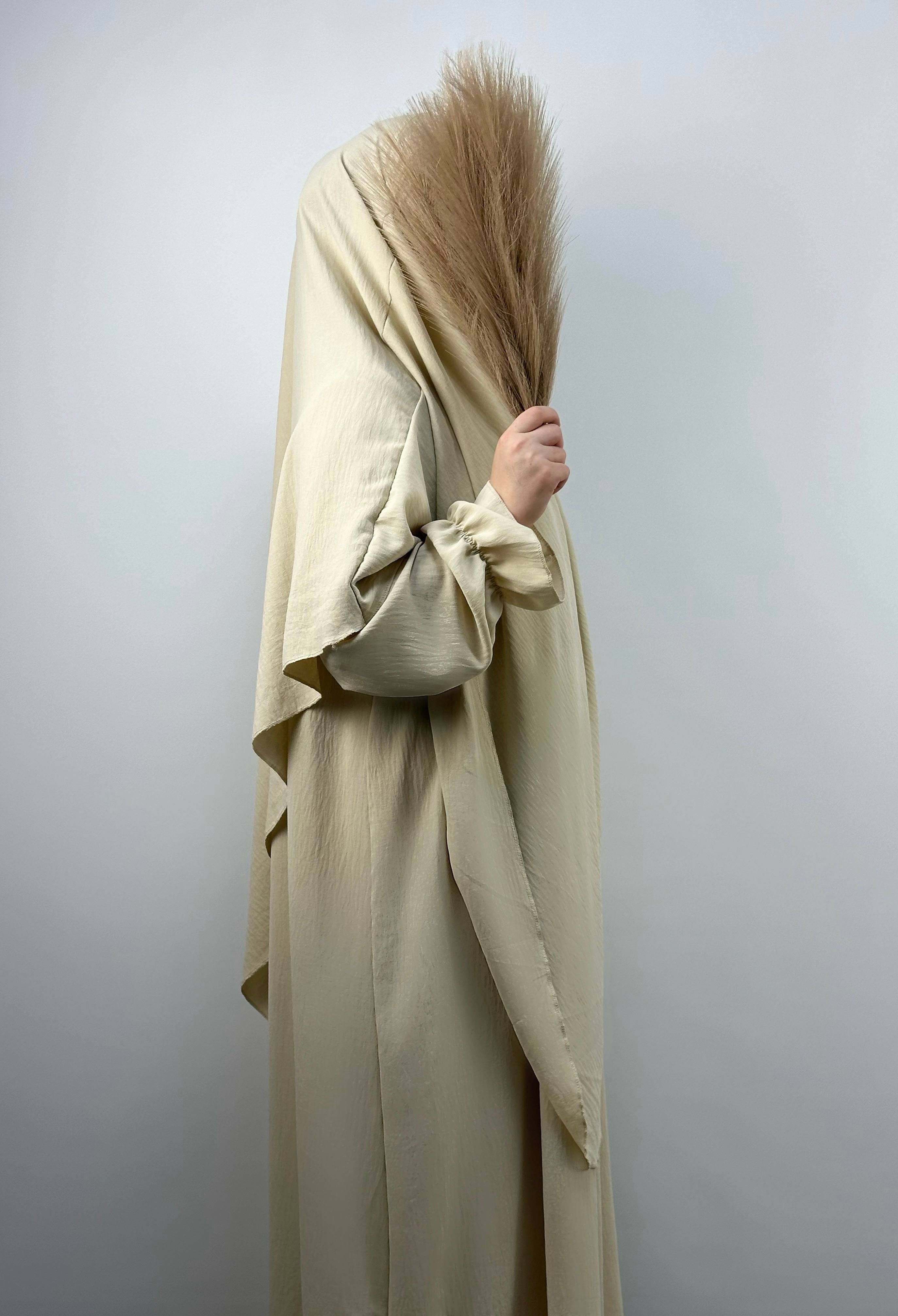 Eine schwarze Baumwoll-Abaya mit Rüschenärmeln und passendem Khimar in Frontansicht.