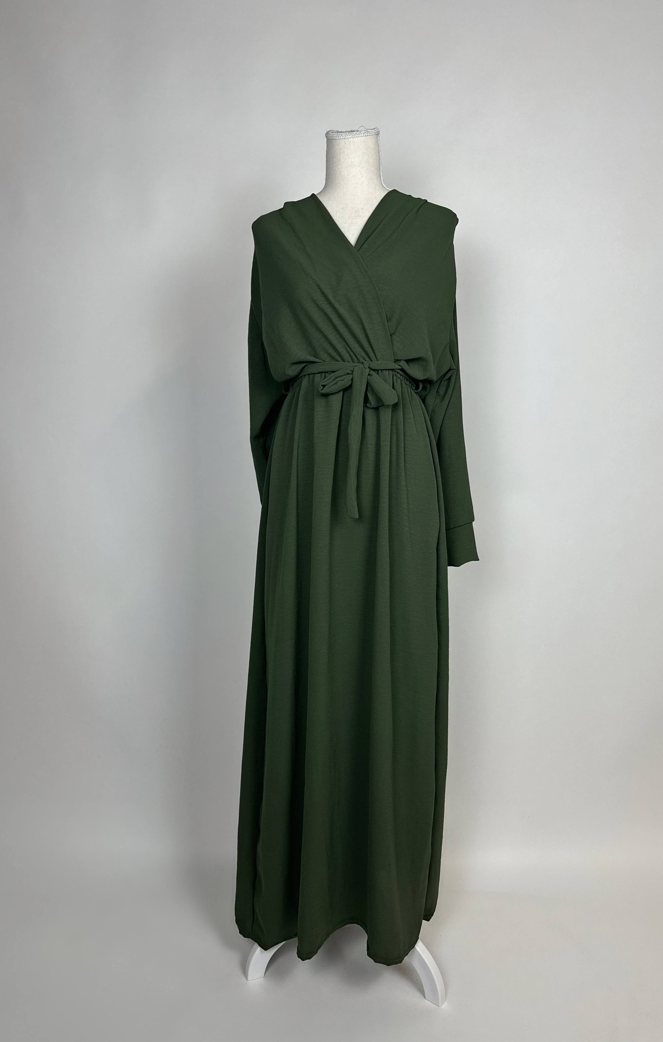 Dunkelgrünes Wickelkleid aus Jazzstoff mit Bindegürtel, V-Ausschnitt und langen Ärmeln, bodenlang, Vorderansicht