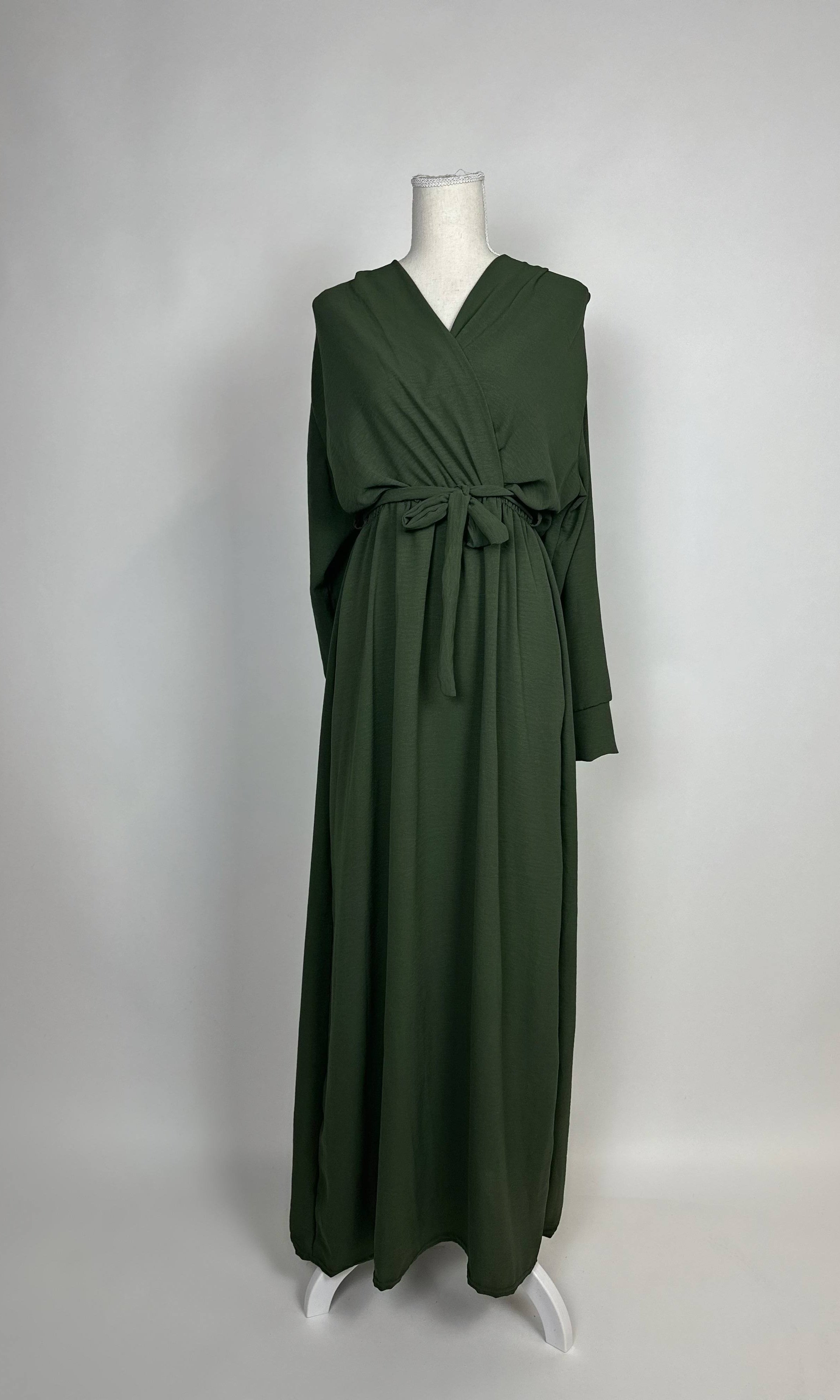 Dunkelgrünes Wickelkleid aus Jazzstoff mit Bindegürtel, V-Ausschnitt und langen Ärmeln, bodenlang, Vorderansicht