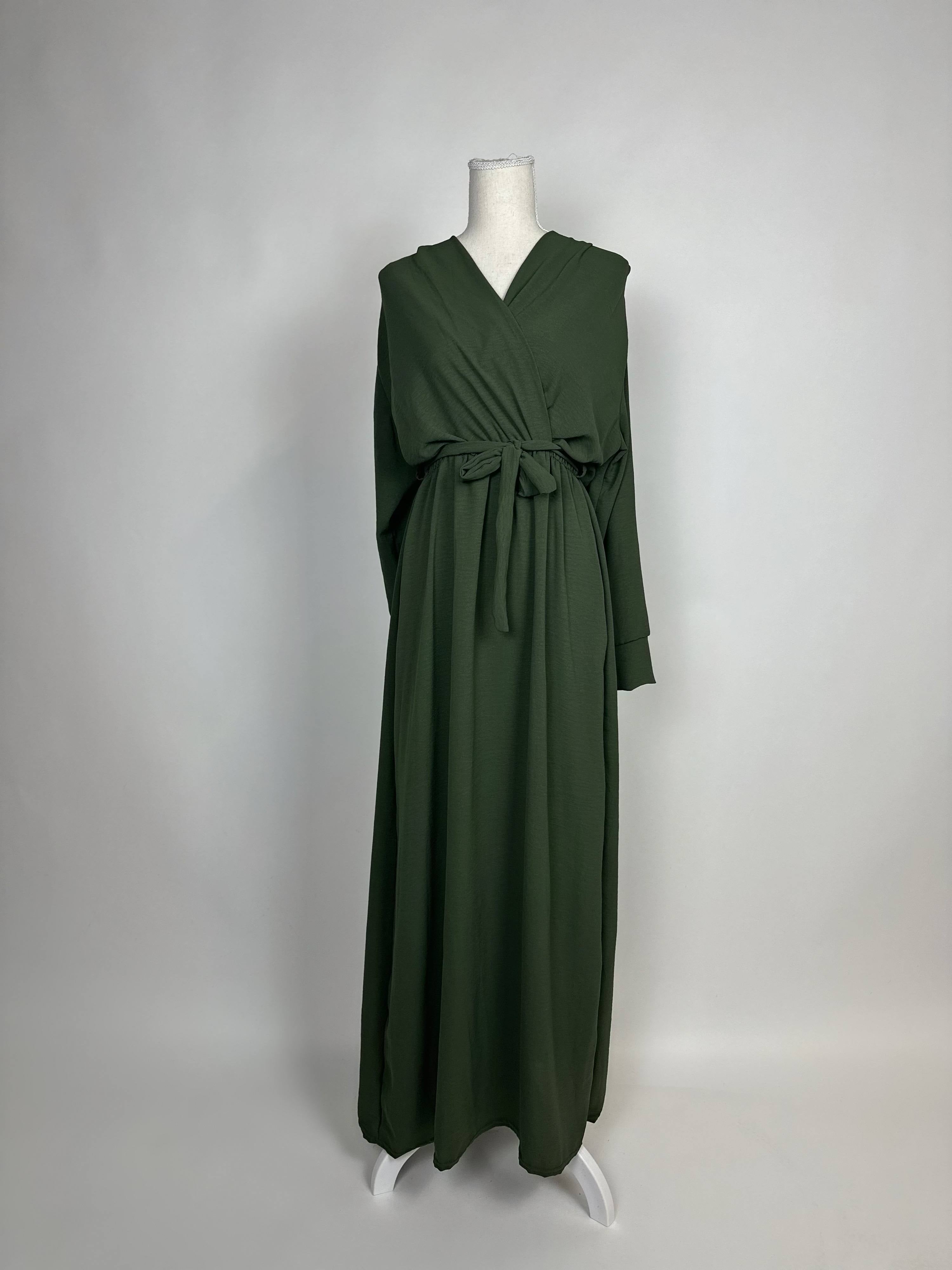 Dunkelgrünes Wickelkleid aus Jazzstoff mit Bindegürtel, V-Ausschnitt und langen Ärmeln, bodenlang, Vorderansicht