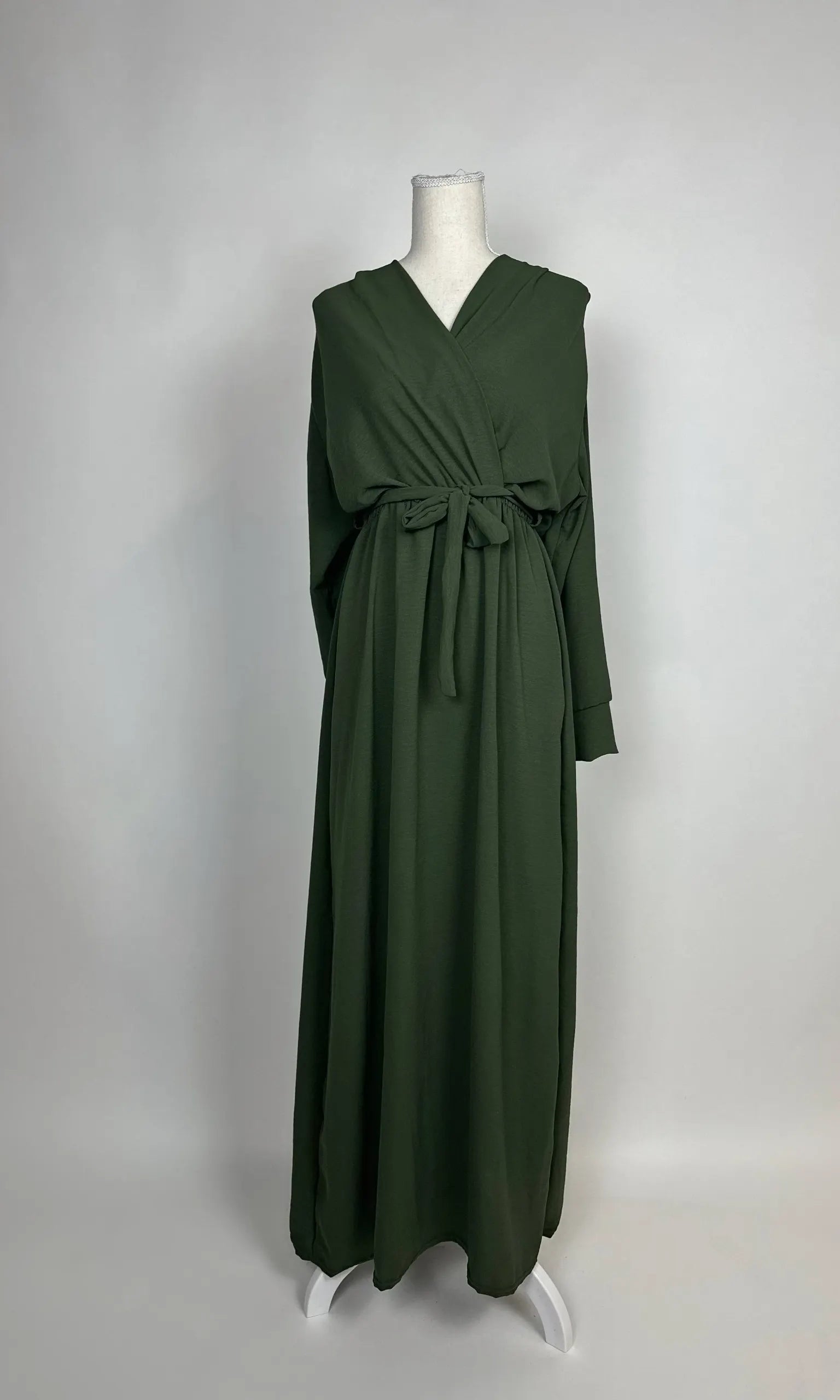 Dunkelgrünes Wickelkleid aus Jazzstoff mit Bindegürtel, V-Ausschnitt und langen Ärmeln, bodenlang, Vorderansicht