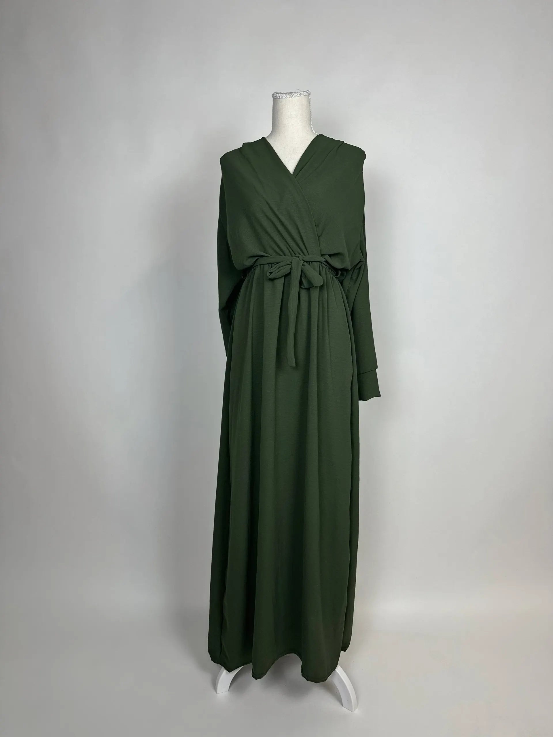 Dunkelgrünes Wickelkleid aus Jazzstoff mit Bindegürtel, V-Ausschnitt und langen Ärmeln, bodenlang, Vorderansicht