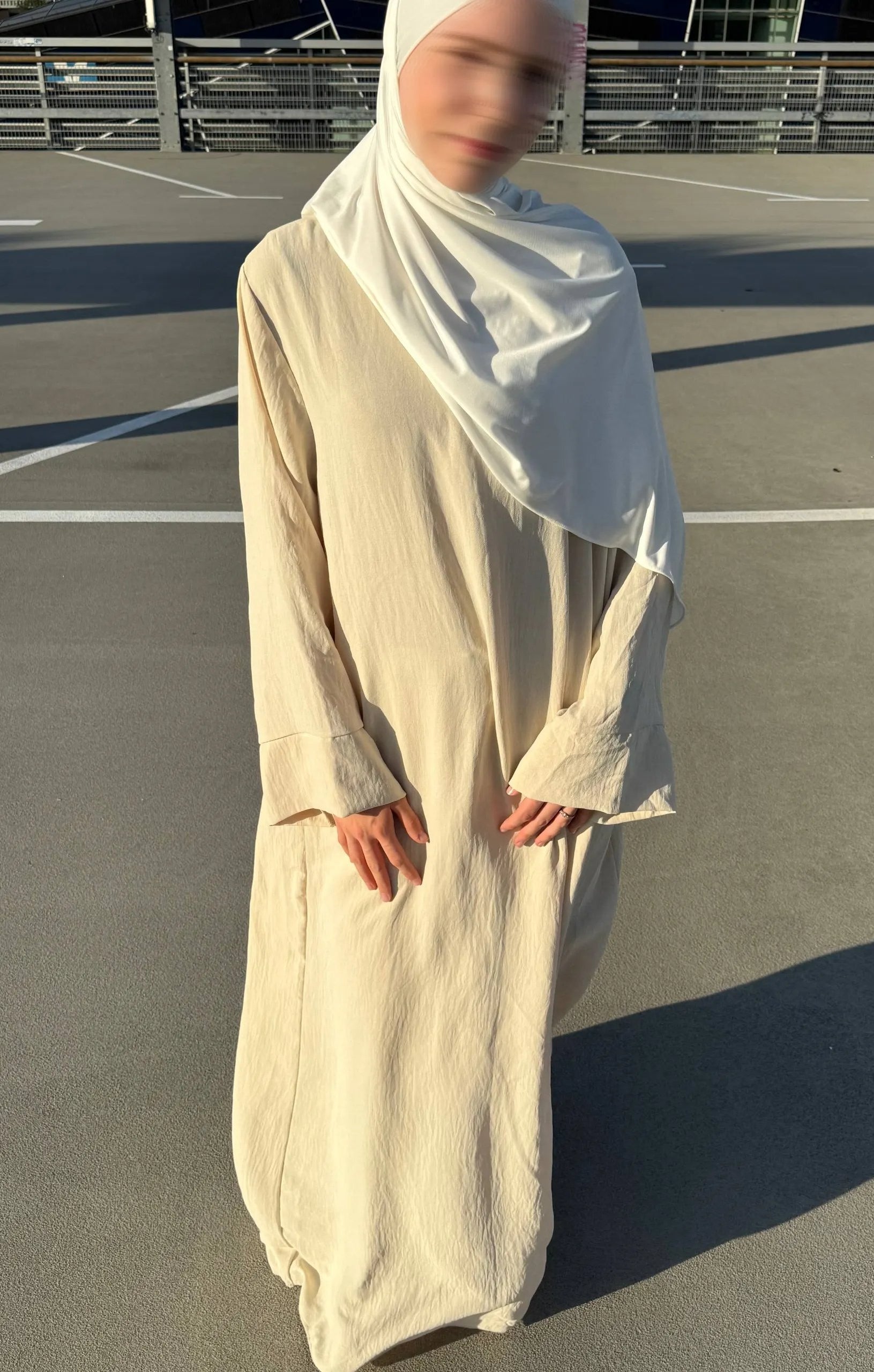 abaya aus luftigem jazzstoff, maxilänge, langarm, fließender fall, frontansicht