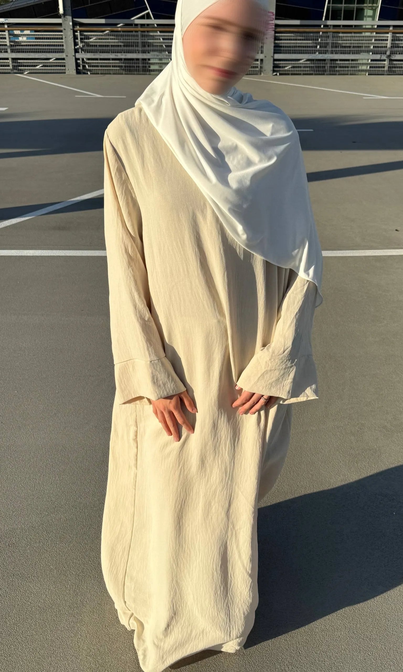 abaya aus luftigem jazzstoff, maxilänge, langarm, fließender fall, frontansicht