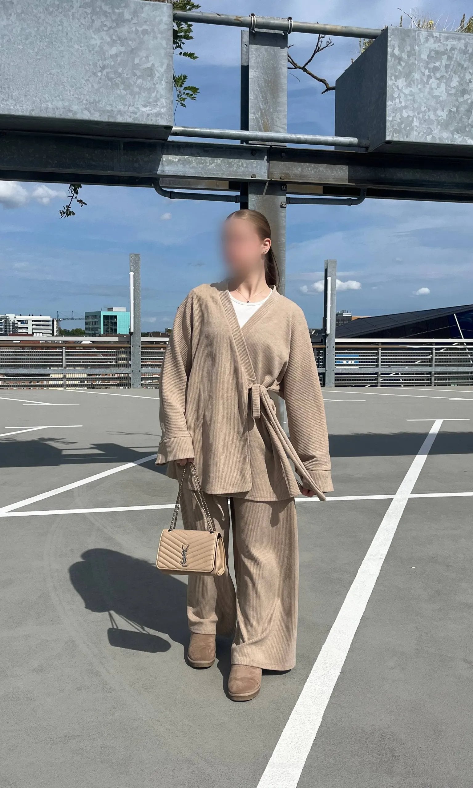 zweiteiler aus cordstoff, langes oberteil und hose, strukturierte rippoptik