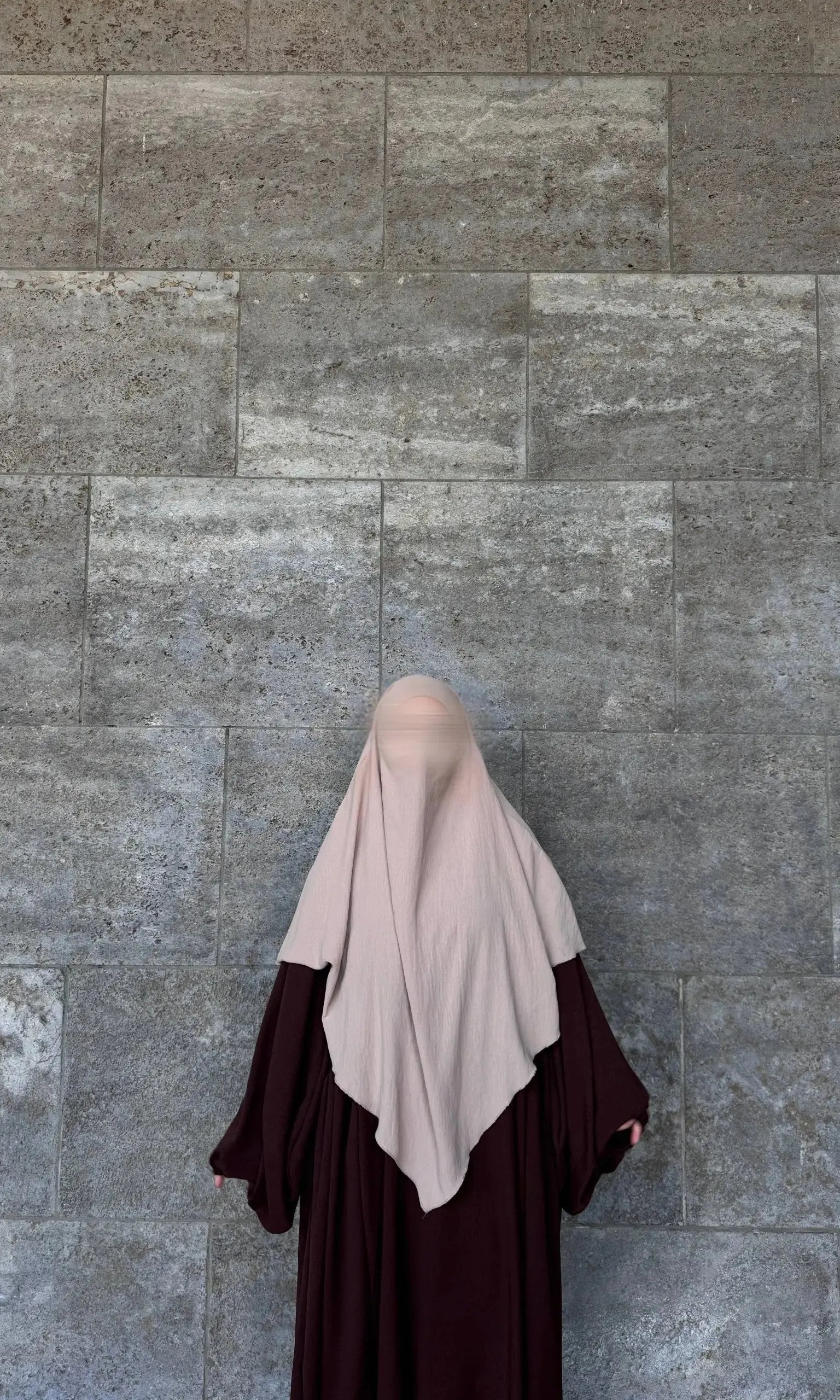 Bordeauxrote Abaya aus Jazz-Stoff mit weiten Ärmeln und weitem Fall, Rückansicht