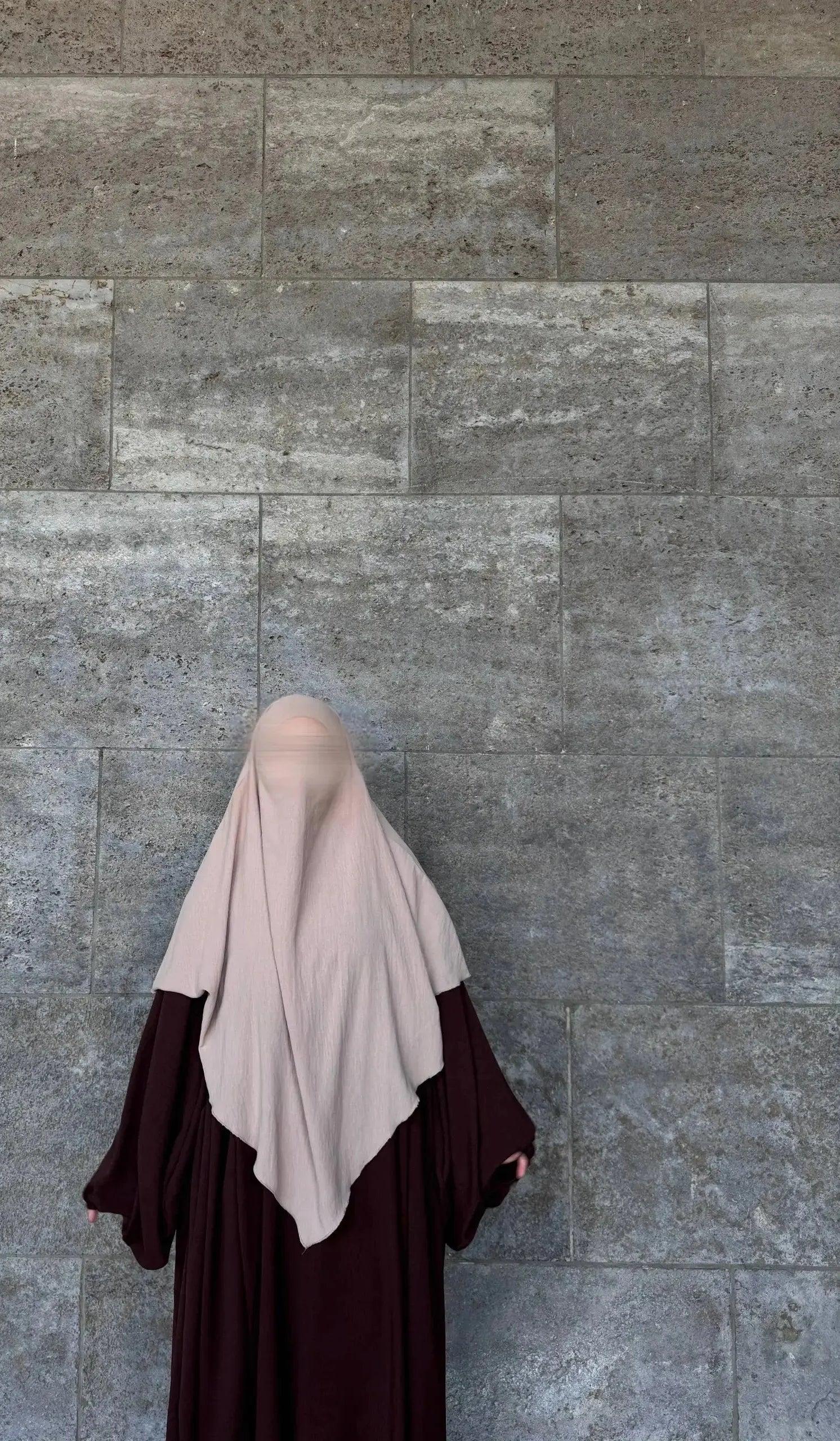 Bordeauxrote Abaya aus Jazz-Stoff mit weiten Ärmeln und weitem Fall, Rückansicht