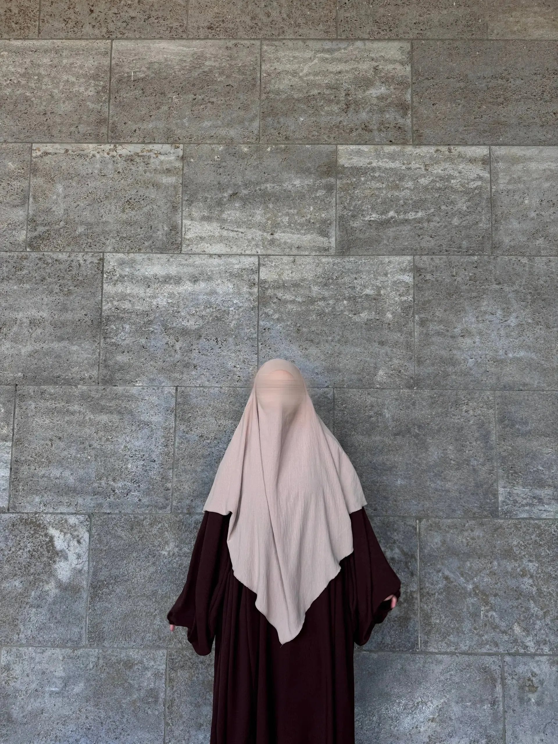 Bordeauxrote Abaya aus Jazz-Stoff mit weiten Ärmeln und weitem Fall, Rückansicht