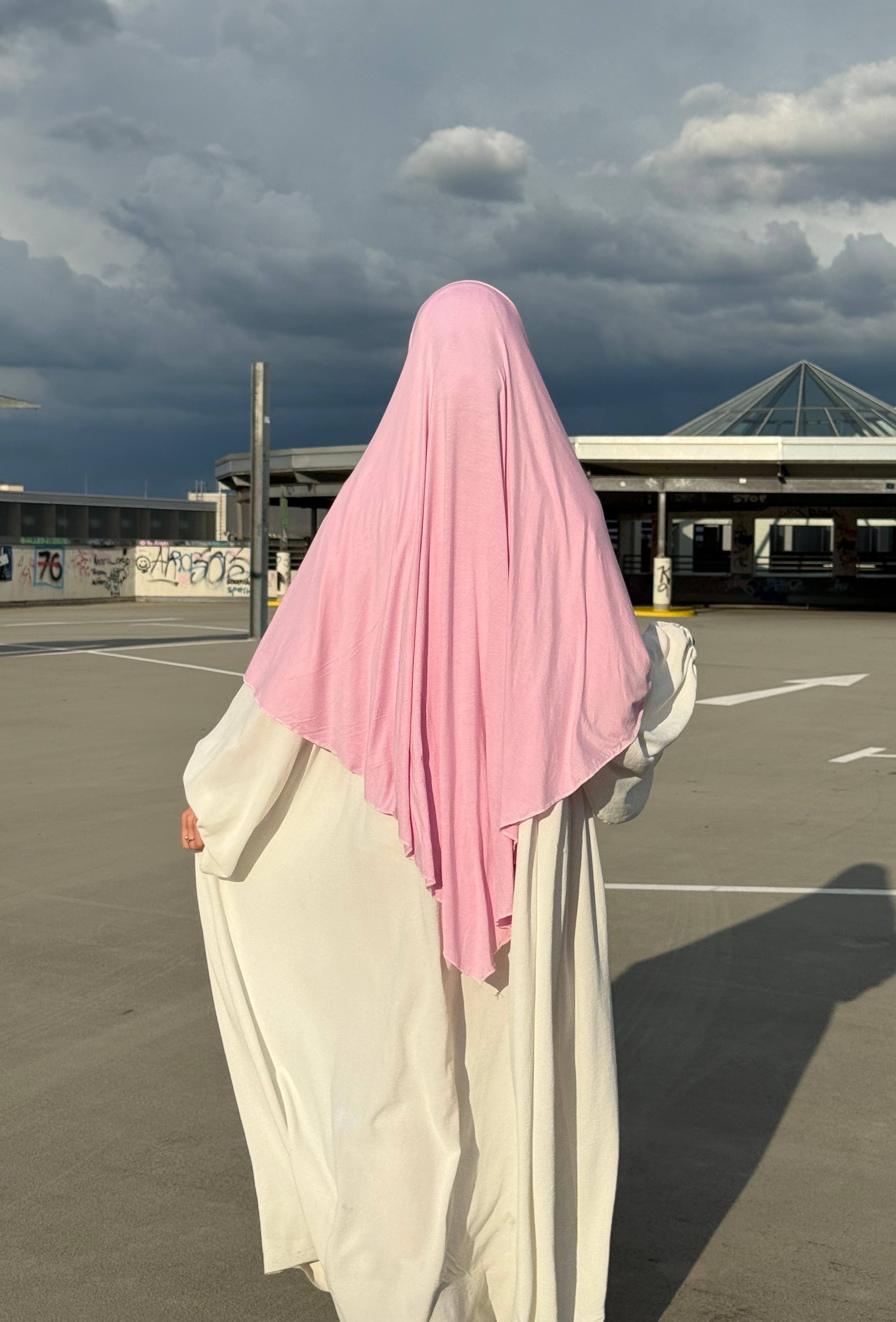 Jersey Khimar aus Viskose‑Elastan in Rosa, Rückansicht mit langem Rückensaum.