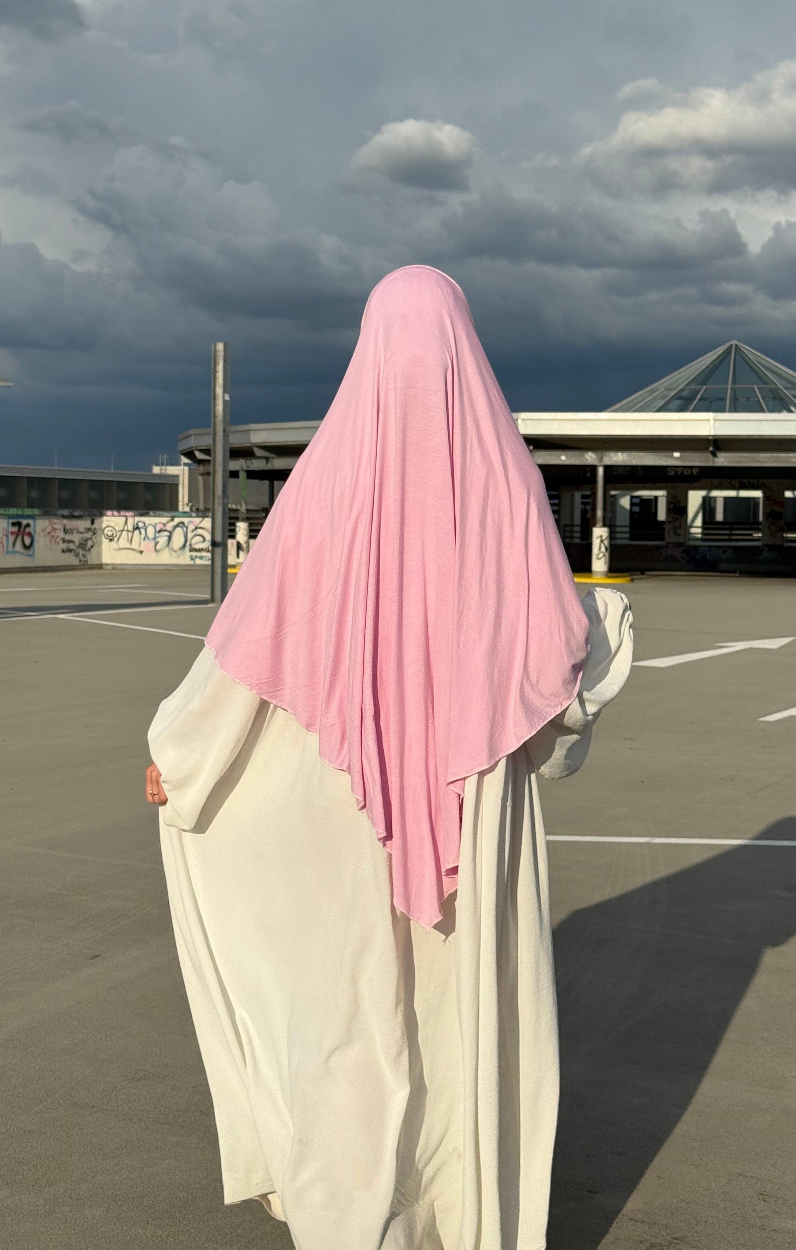 Jersey Khimar aus Viskose‑Elastan in Rosa, Rückansicht mit langem Rückensaum.