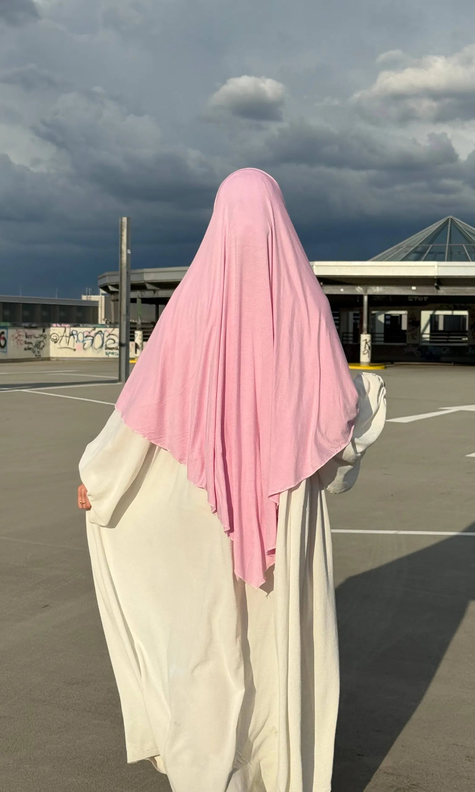 Jersey Khimar aus Viskose‑Elastan in Rosa, Rückansicht mit langem Rückensaum.