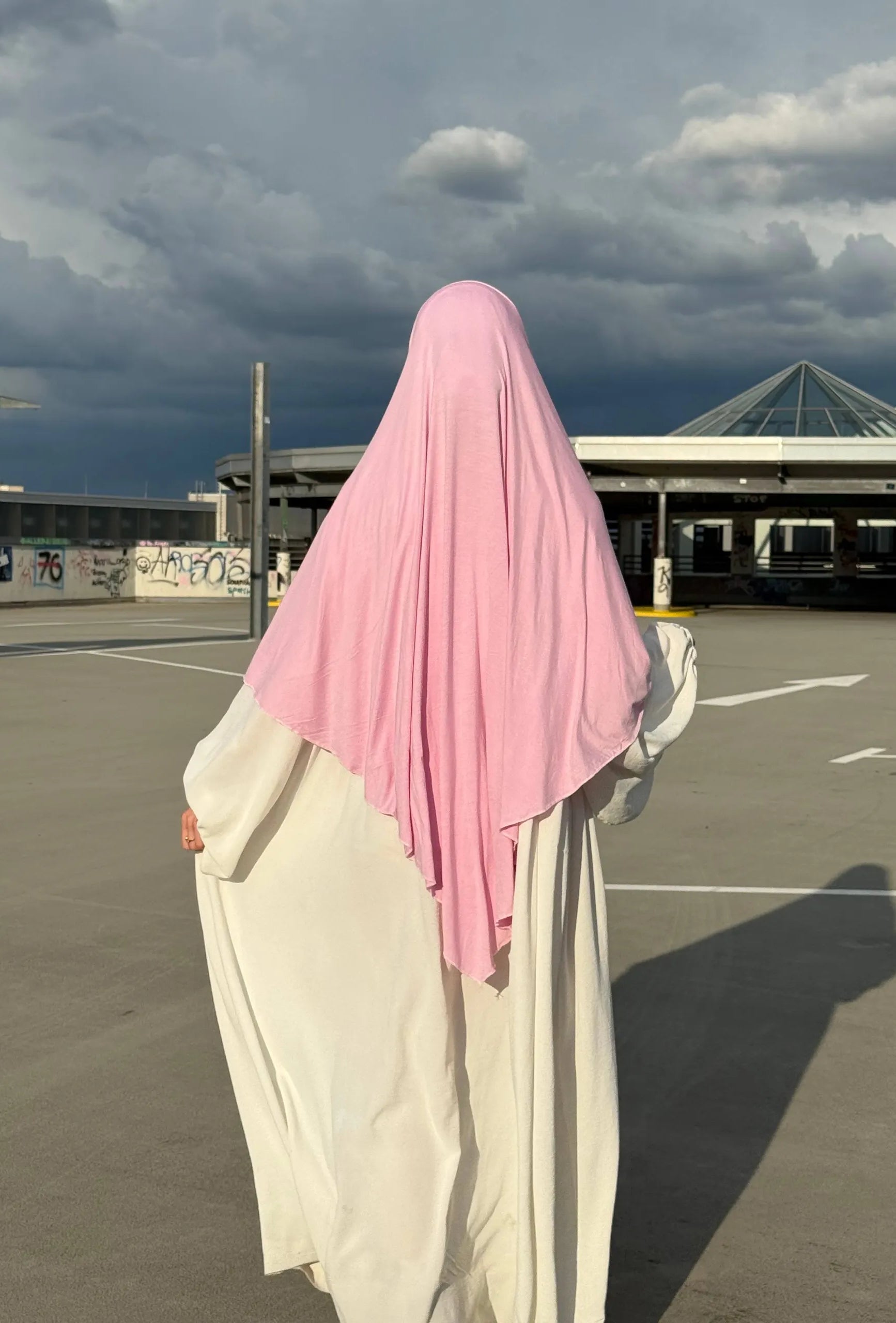 Jersey Khimar aus Viskose‑Elastan in Rosa, Rückansicht mit langem Rückensaum.