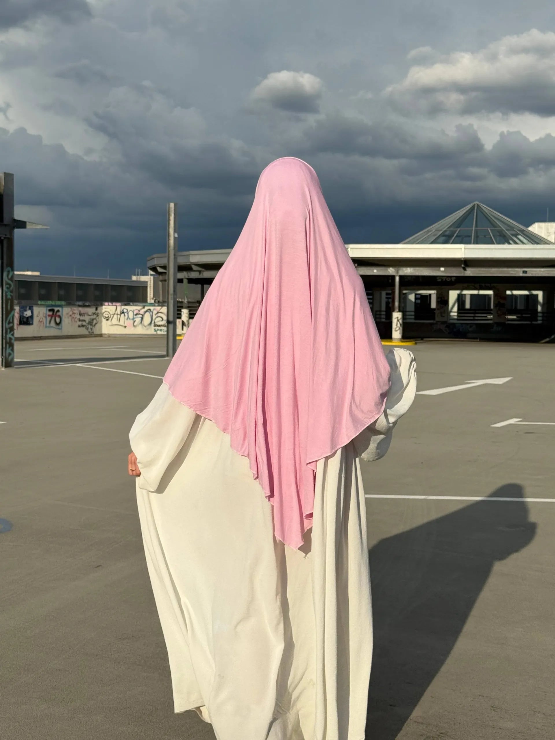 Jersey Khimar aus Viskose‑Elastan in Rosa, Rückansicht mit langem Rückensaum.